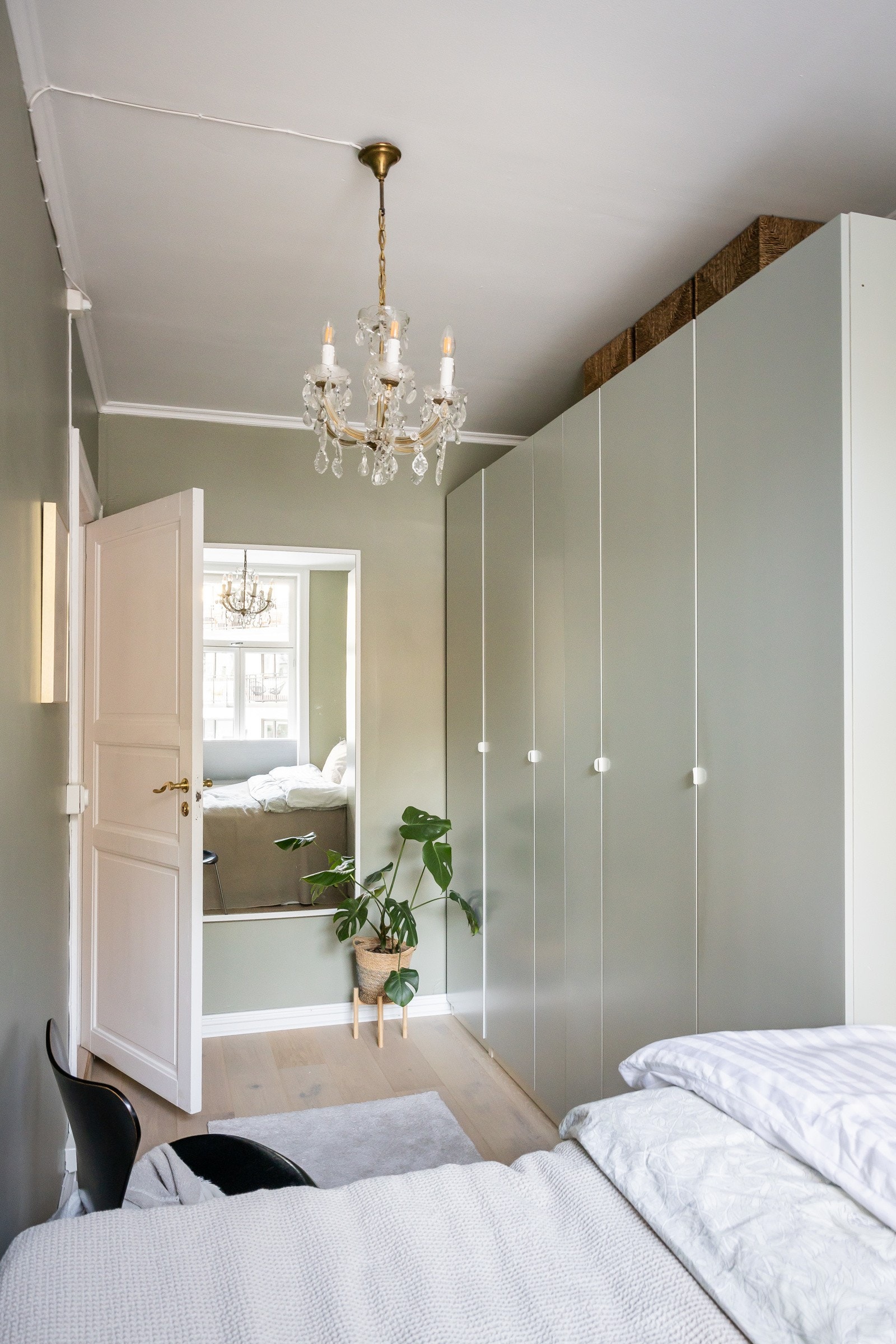 Soverommet er innredet med en rekke store garderobeskap. Galleribilde