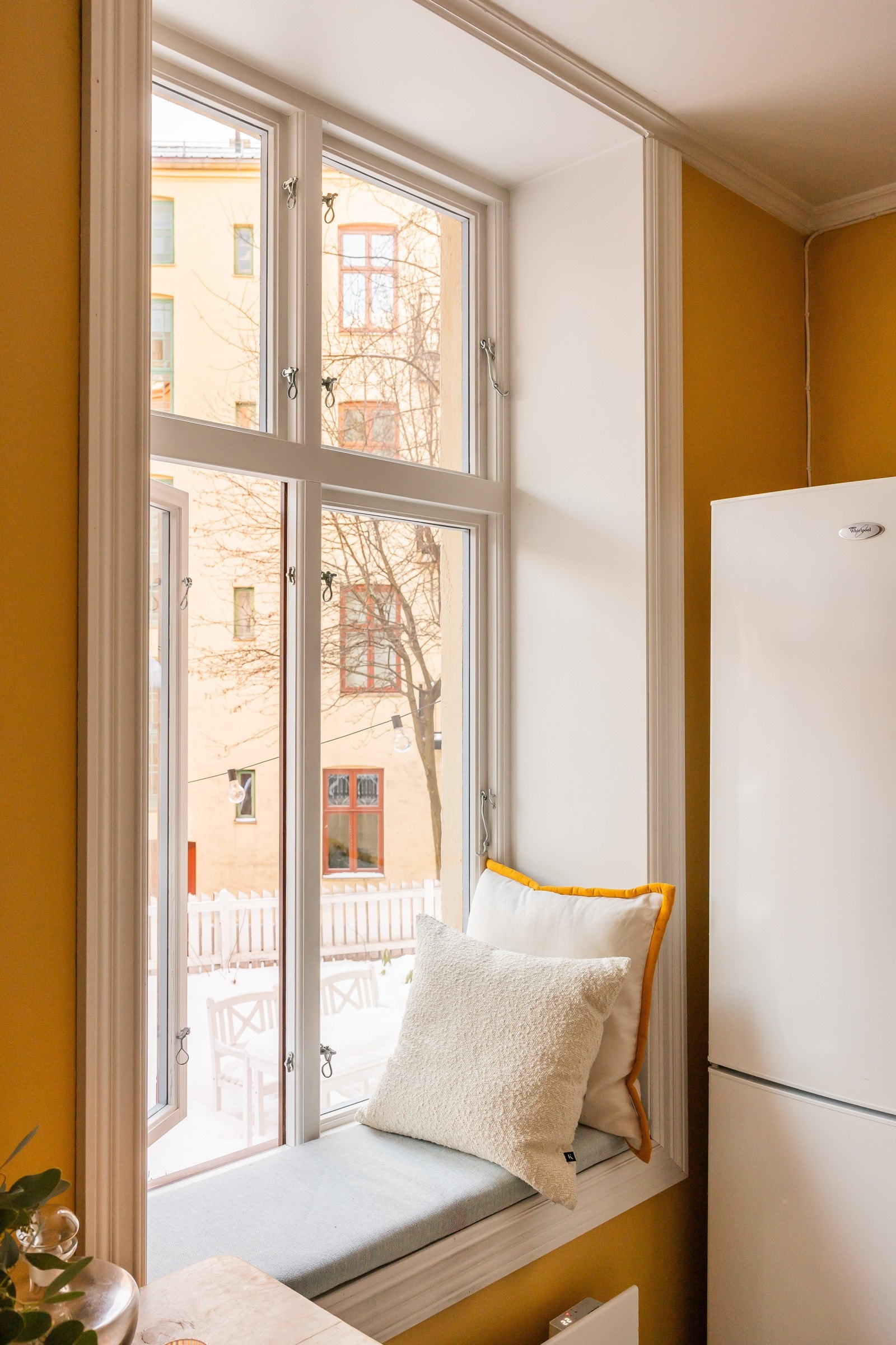 Sørvendt vindu med bred vinduspost som gir fin sitteplass hvor solen kan nytes. Galleribilde