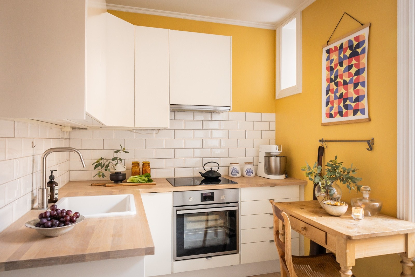 Stilren kjøkkeninnredning med slette fronter og heltre benkeplate. Benkeplate, koketopp, kullfiltervifte, vask og blandebatteri er fra 2021. Galleribilde