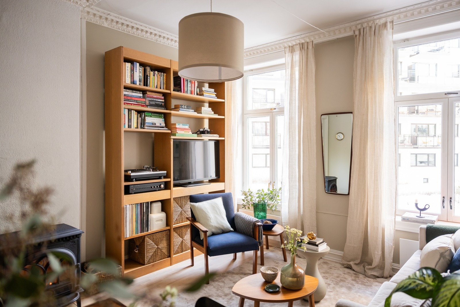 Romslig stue med flere møbleringsmuligheter. Galleribilde