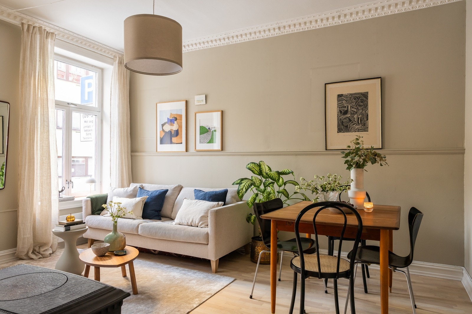 Leiligheten er gjennomgående med godt lysinnslipp fra to sider. Galleribilde