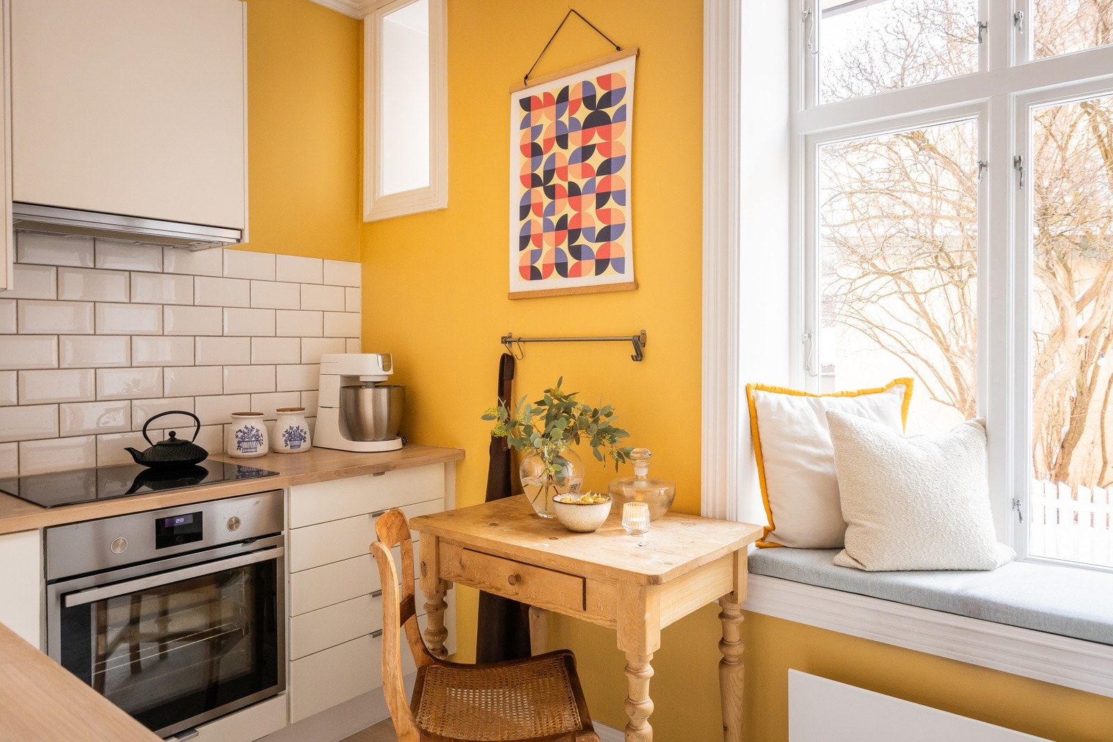 Kjøkkenet gir fin plass til lite spisebord. Galleribilde