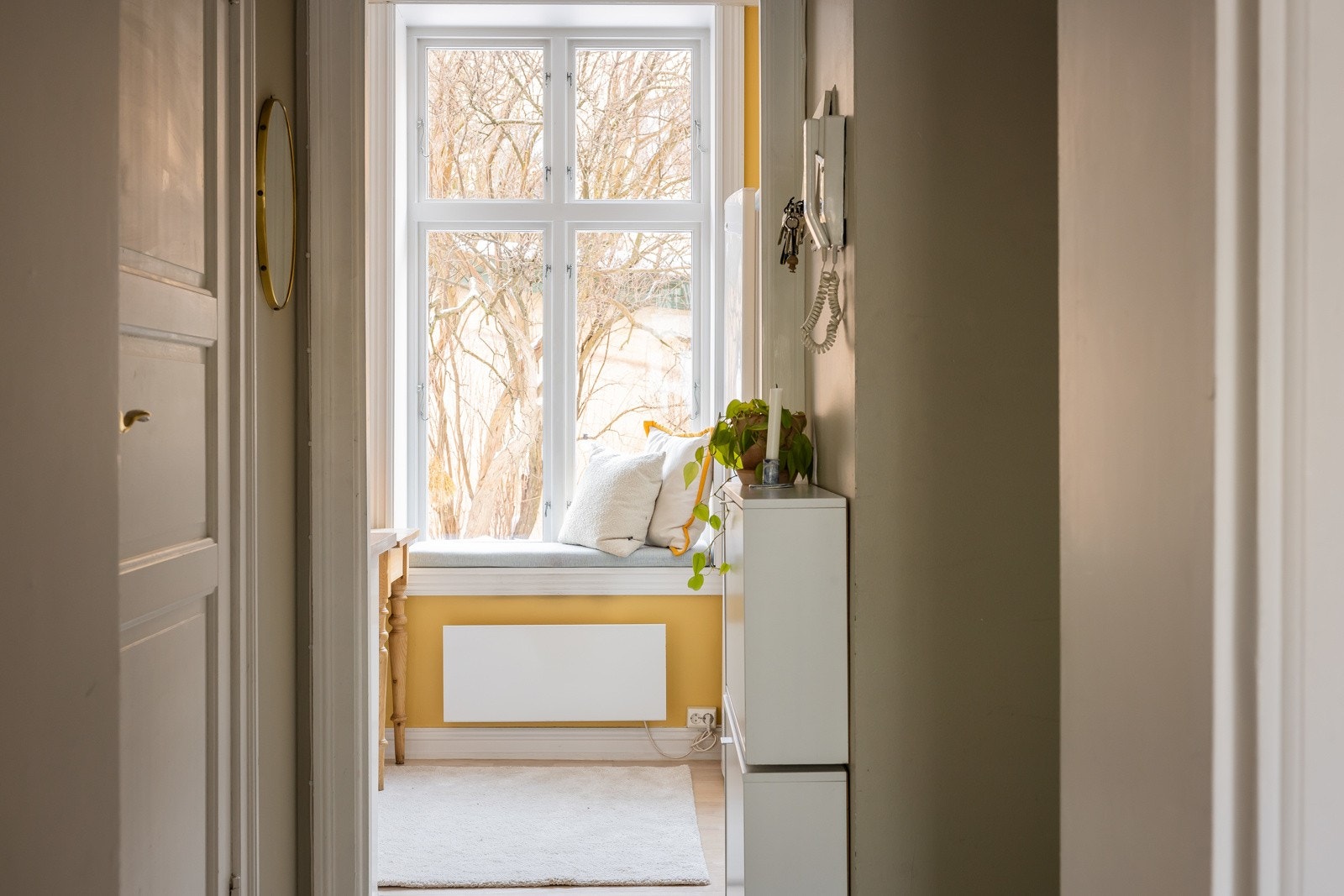 Adkomst fra entré til separat kjøkken av god størrelse. Galleribilde