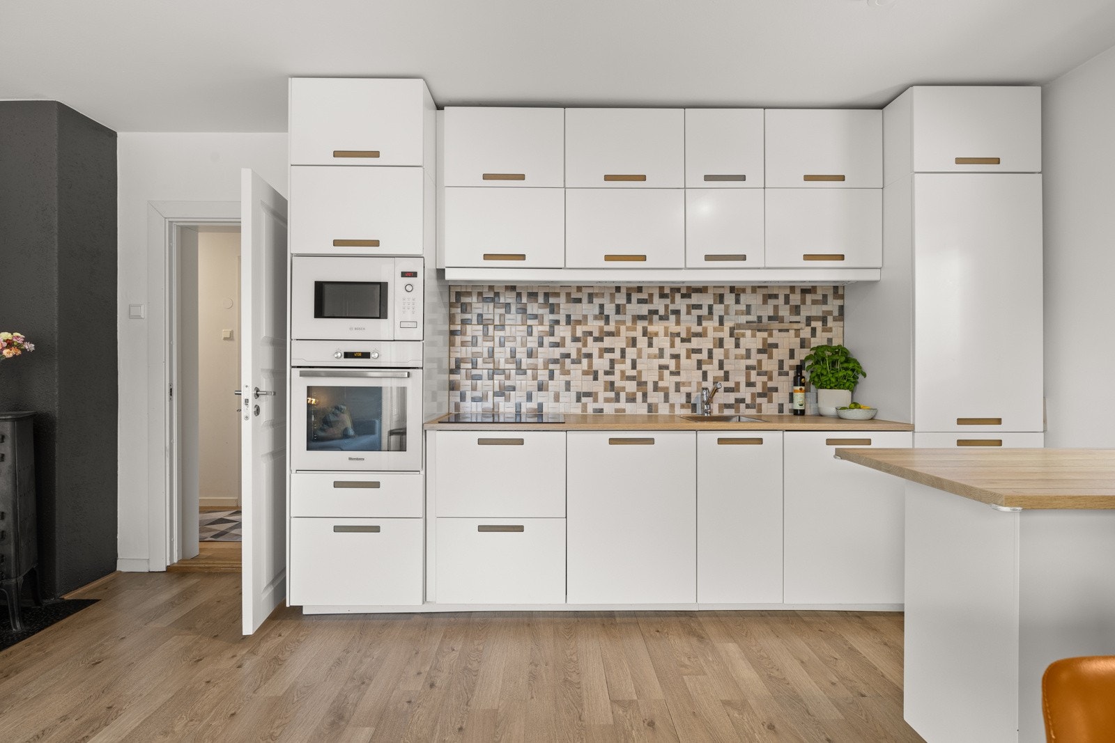 Fin IKEA kjøkkeninnredning fra 2017, med glatte fronter som har integrerte håndtak. Galleribilde