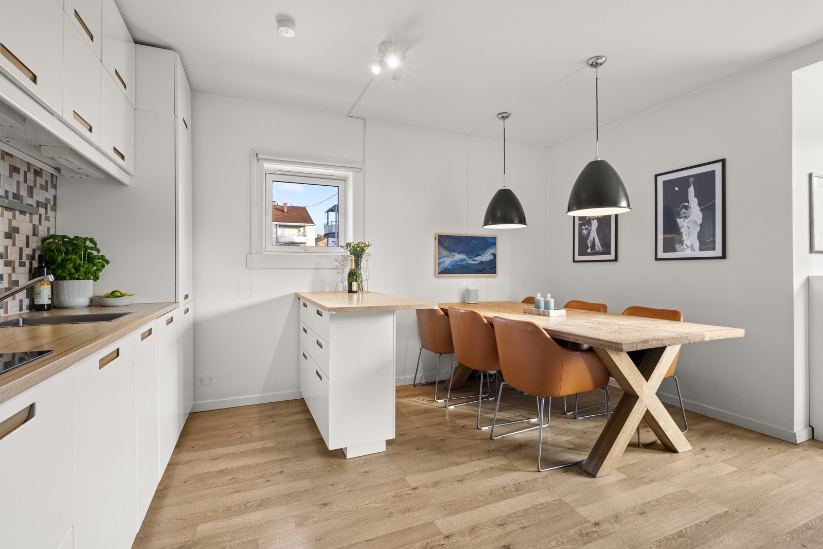 Du får god plass til å innrede med et stort spisebord i tilknytning til stue/kjøkken. Galleribilde
