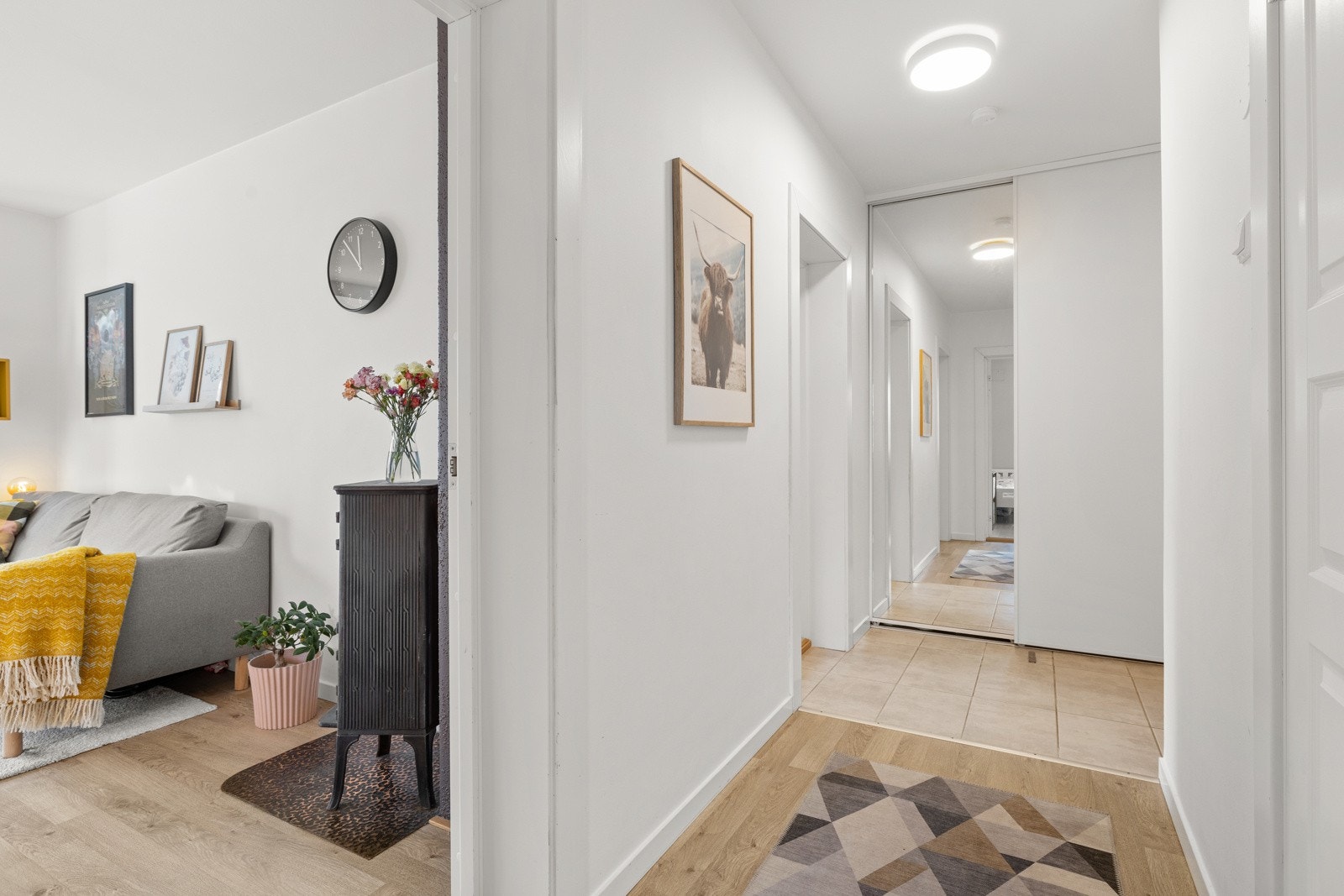 2-dørs skyvedørsgarderobe i entré. Galleribilde