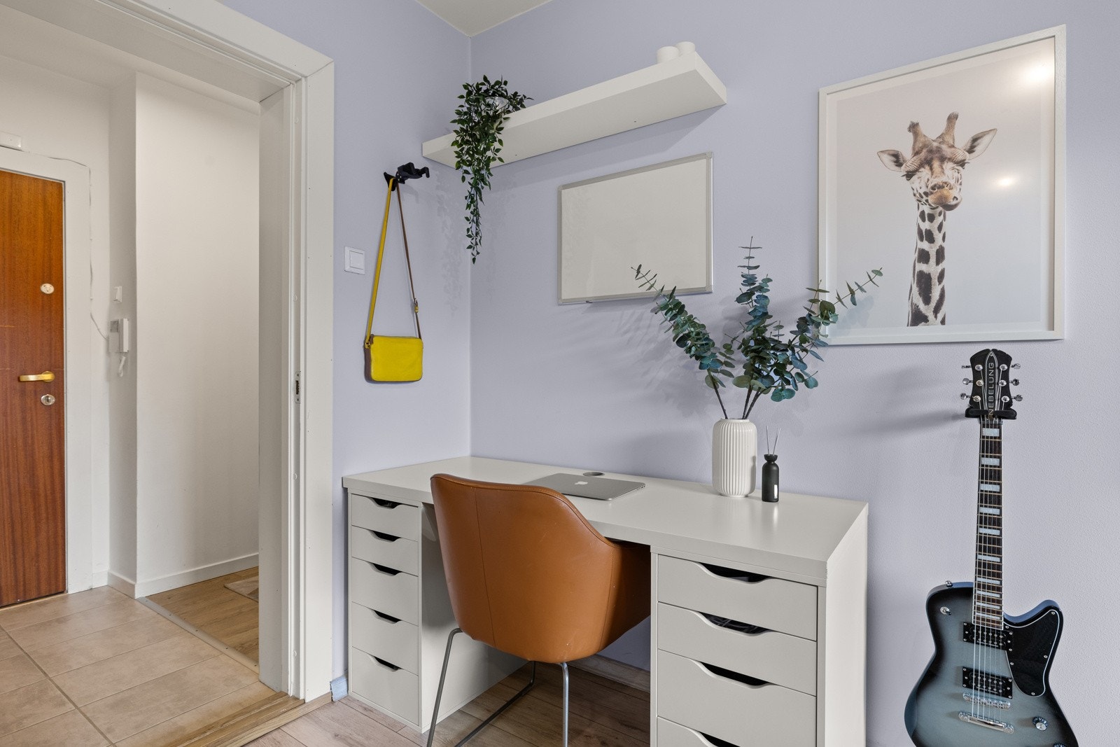 Du får god plass til å innrede med et hjemmekontor på hovedsoverommet. Galleribilde