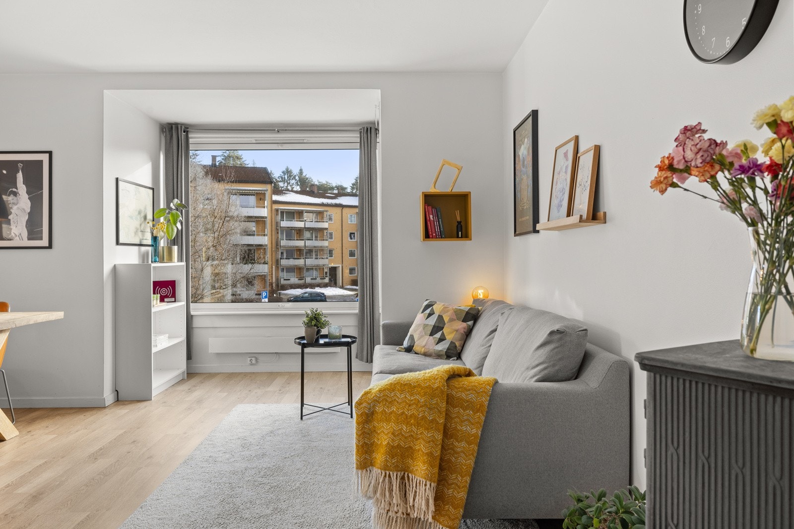 Stuen i en åpen og sosial løsning, med god plass til en stor sofagruppe. Galleribilde