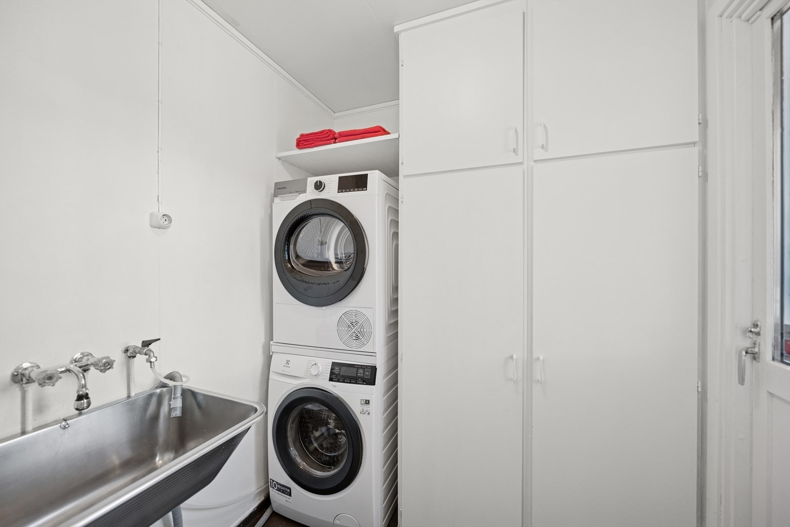 I tilknytting til kjøkkenet finner man og et vaskerom med egen utgangsdør Galleribilde