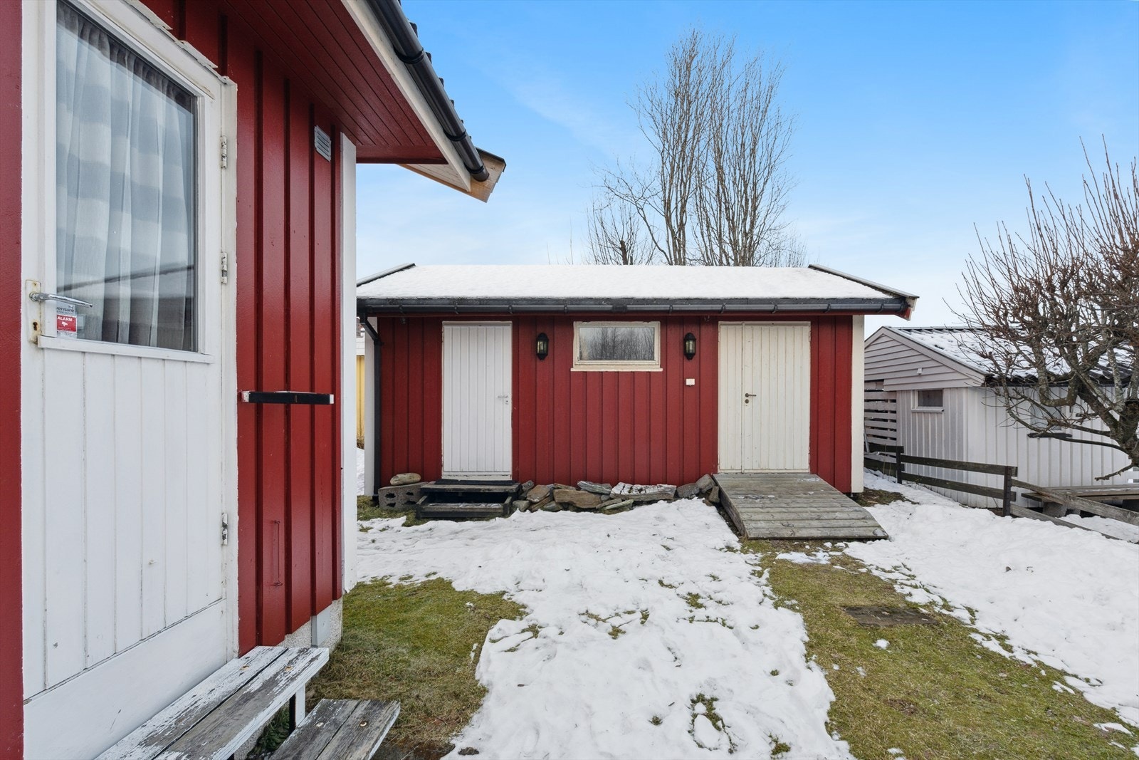 Boligen har også utvendig bod samt praktisk uthus for oppbevaring av redskaper eller ved Galleribilde