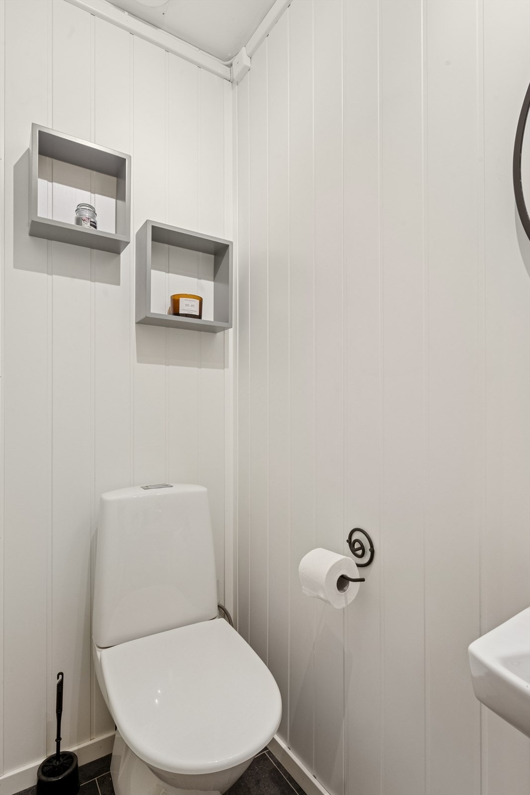 Eget toalettrom med vask i hovedetasjen Galleribilde