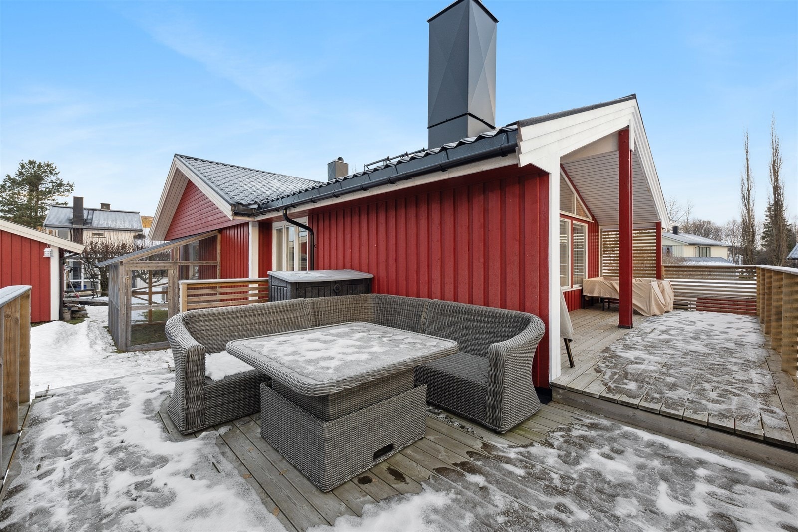 Flott terrasse hvor man virkelig kan nyte den gode solgangen på sommerhalvåret Galleribilde