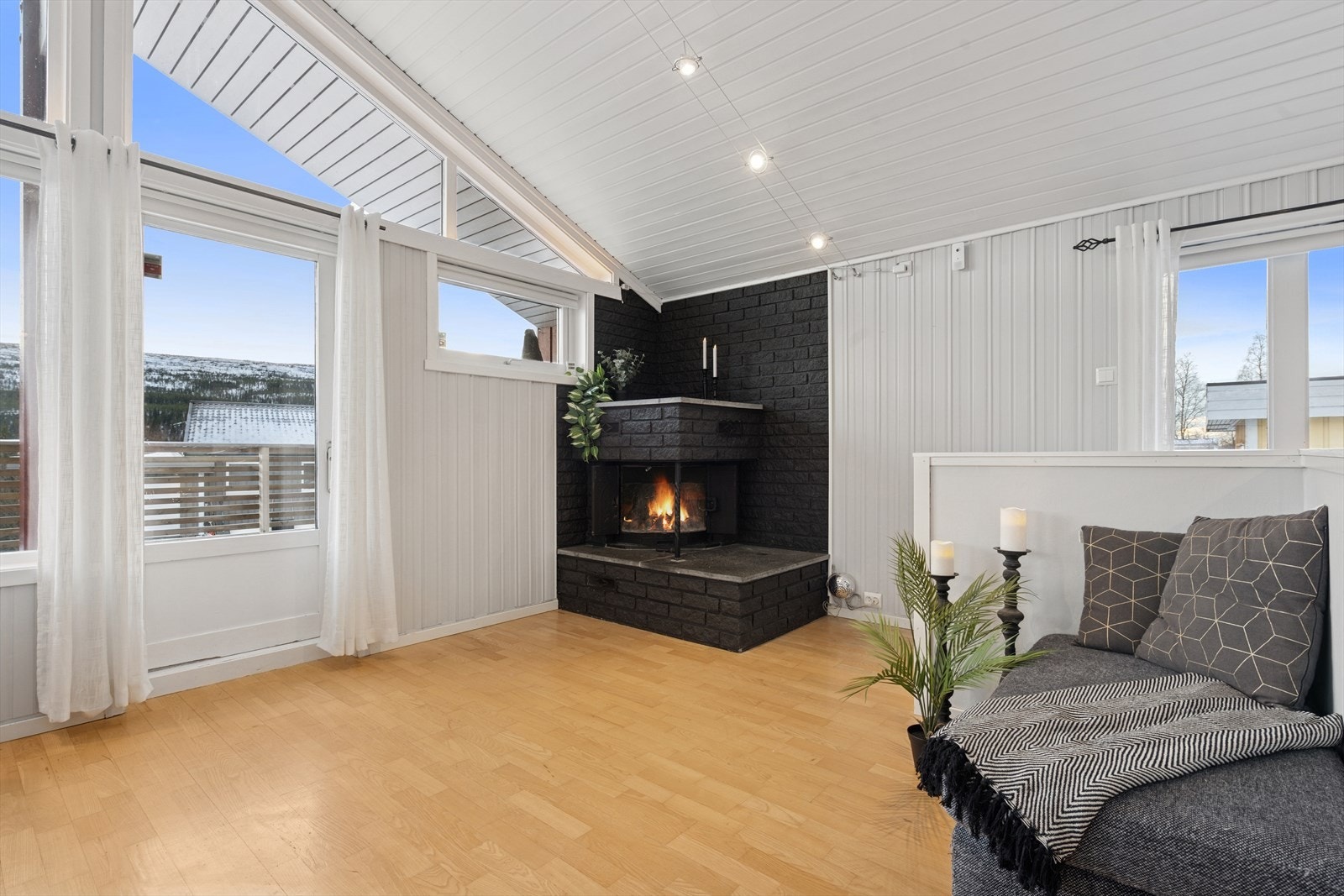 Stuen har en flott peis samt utgang til terrassen Galleribilde