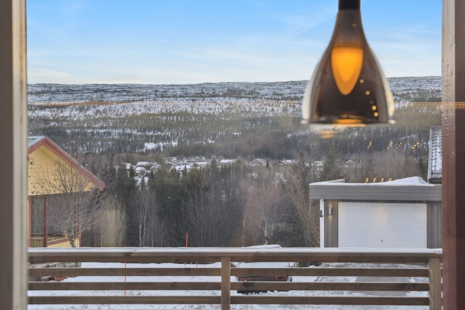 Fra stuen og terrassen har man flott utsikt mot Mofjellet Galleribilde