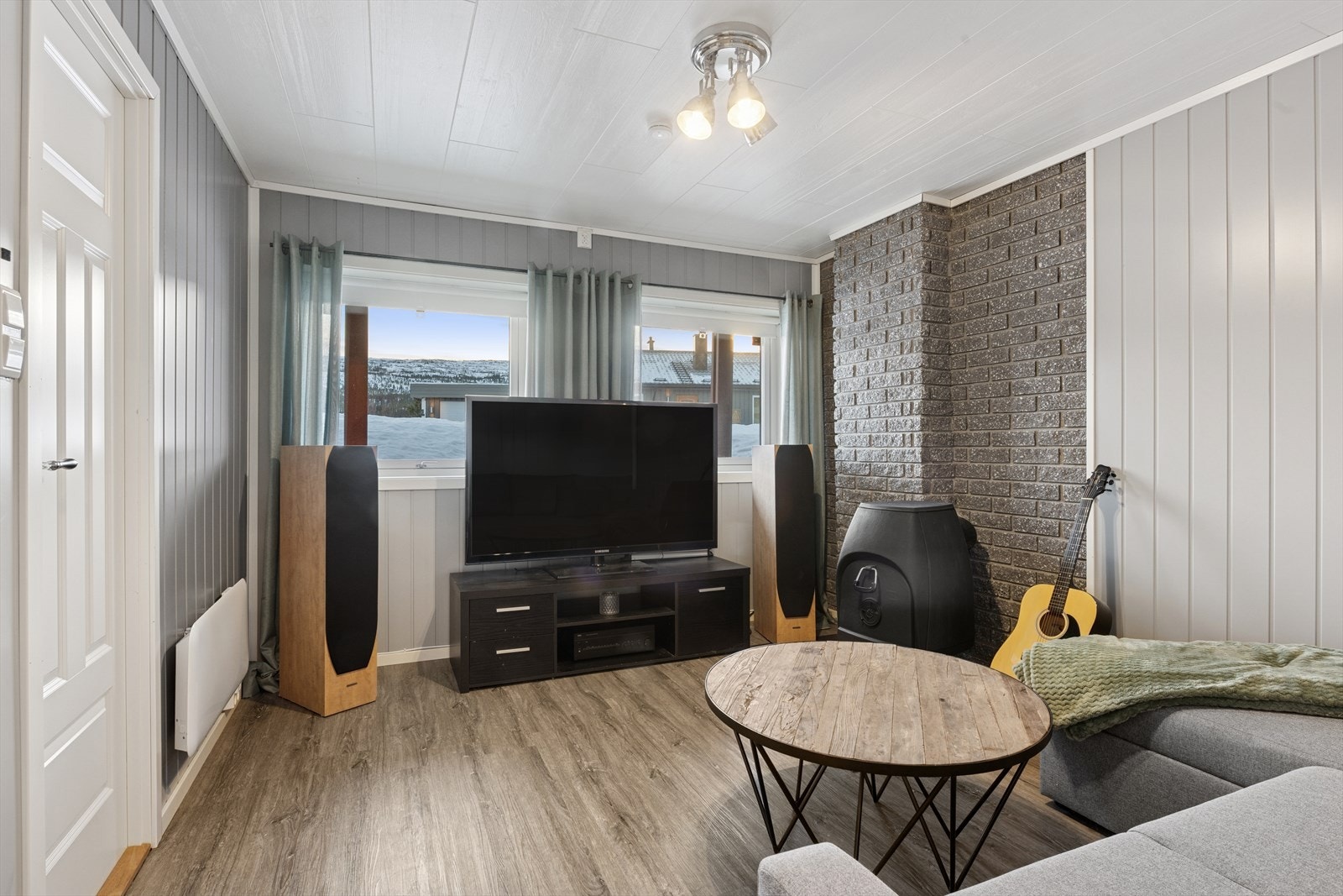 Soverom i kjellerstue med tilknytting til gang og egen entre. Kan også slik som her brukes som kjellerstue Galleribilde