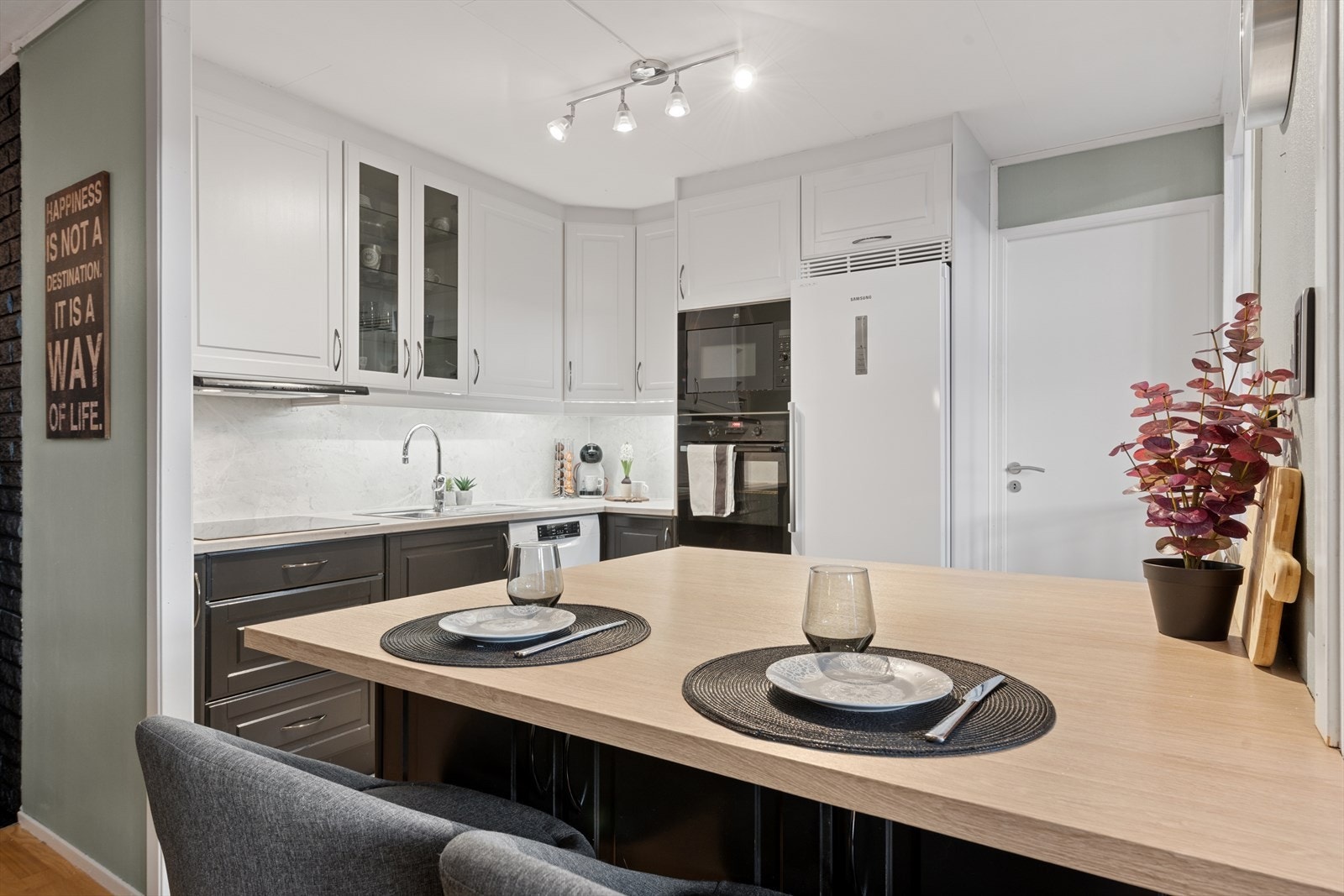 Boligen har et moderne kjøkken med flotte overflater Galleribilde