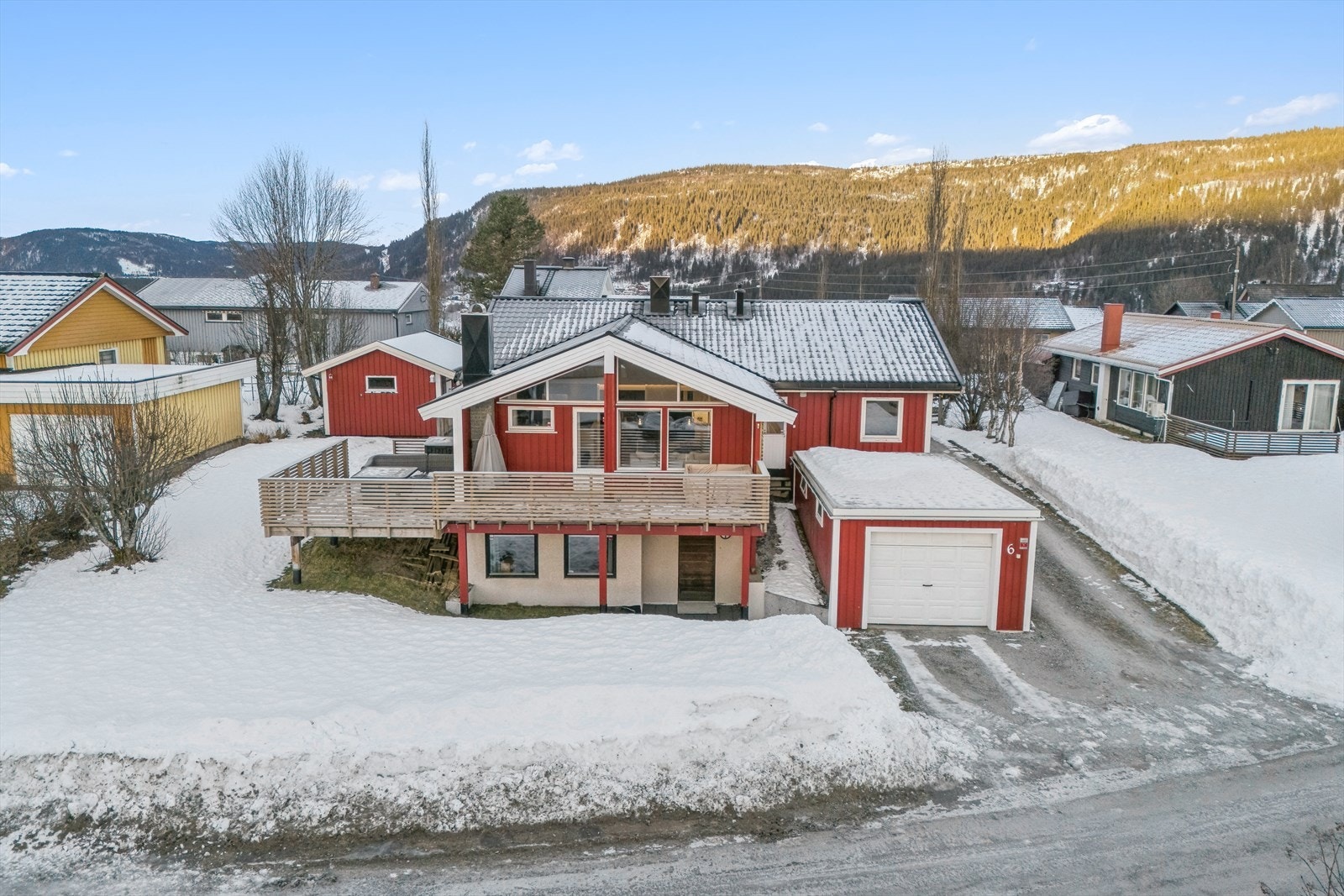 DNB Eiendom v/Lars-Kåre Valla Jacobsen har gleden av å presentere denne innholdsrike eneboligen i Øvre Steinbakken 6! Galleribilde