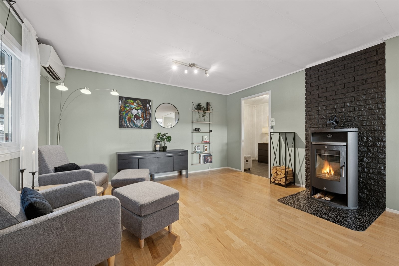 Romslig bolig som tilbyr mange møbleringsmuligheter Galleribilde