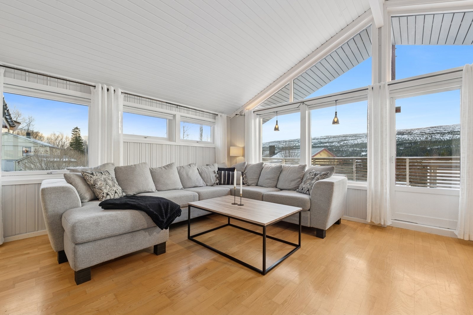 På 80 tallet ble huset tilbygget med blant annet denne flotte stuen som har meget god takhøyde og store vindusflater Galleribilde