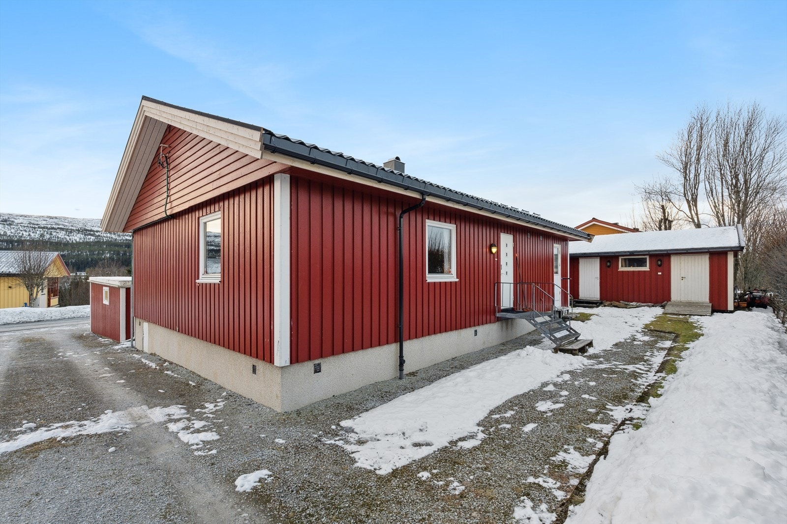 Boligen fremstår som godt vedlikehold. det ble i 2023 gjort flere påkostninger, blant annet nytt tak Galleribilde