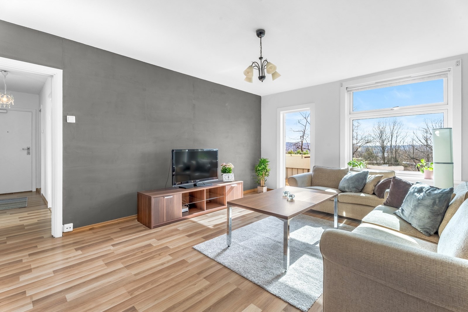 Du har god plass til en sofagruppe, mediebenk ,samt egen spisegruppe. Videre er det utgang til solrik balkong fra stuen. Galleribilde