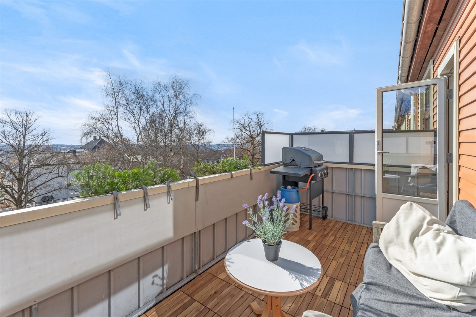 Fra stuen har du utgang til en balkong på ca. 8,7 kvm med en koselig sittegruppe. Galleribilde