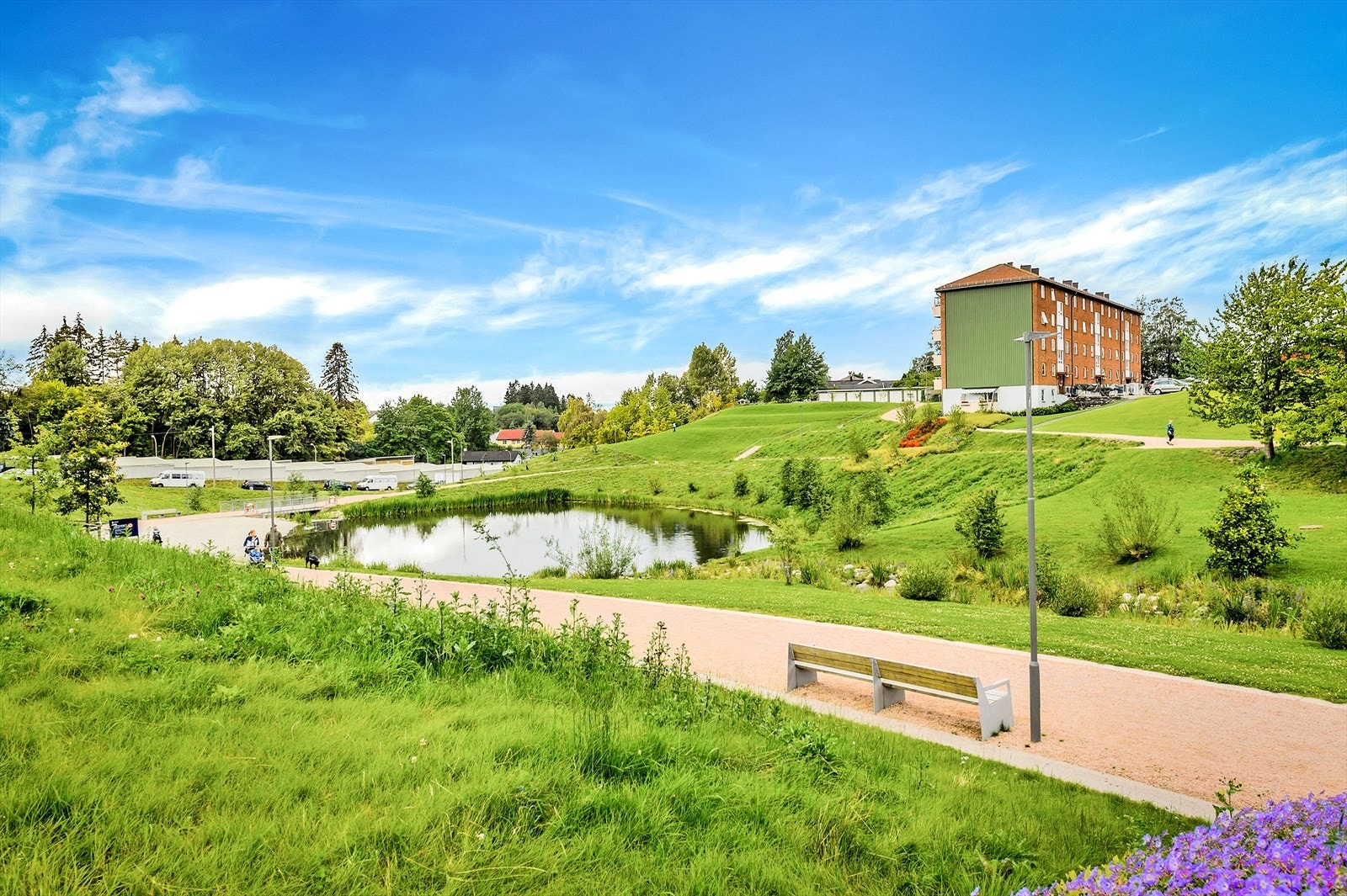 Bjerkedalen Park ligger i gangavstand fra boligen, med fine promenader, paviljong, sandstrand, Hovibekken og dam. Galleribilde