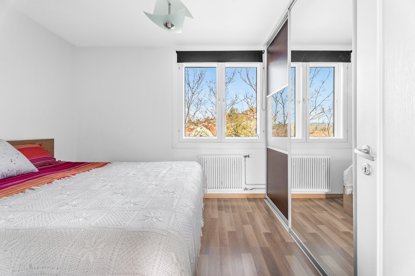 Praktisk og romslig garderobe gir dere godt med oppbevaringsplass. Galleribilde