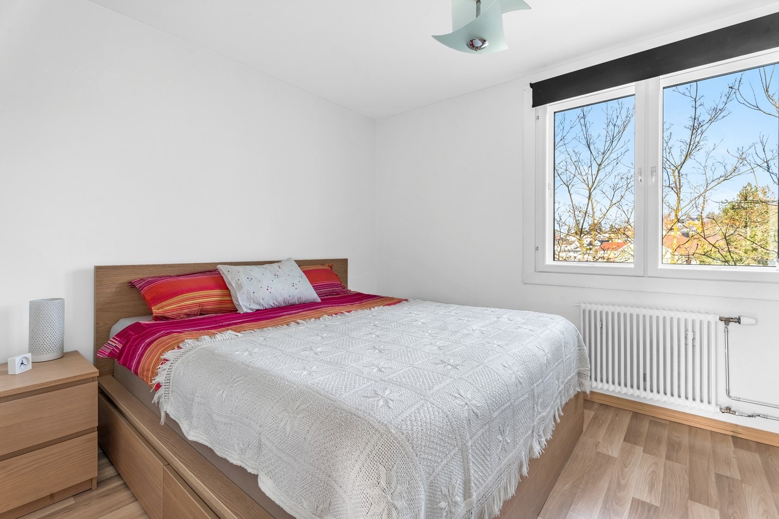 Boligens hovedsoverom er av god størrelse med plass til stor dobbeltseng, tilhørende nattbord og annen ønsket innredning. Galleribilde