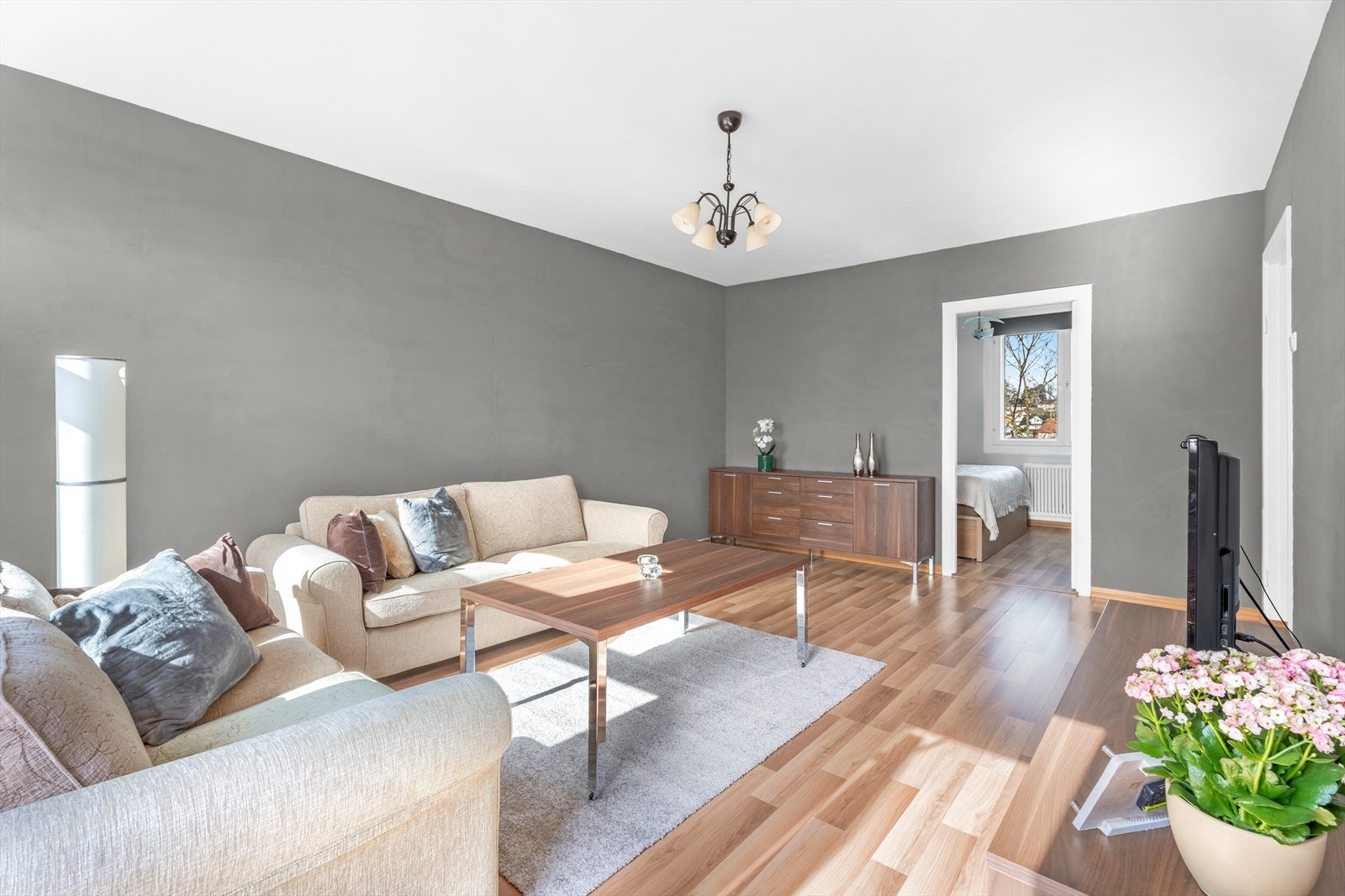 Stuen har laminat gulv, samt store vindusflater som slipper inn rikelig med sollys Galleribilde