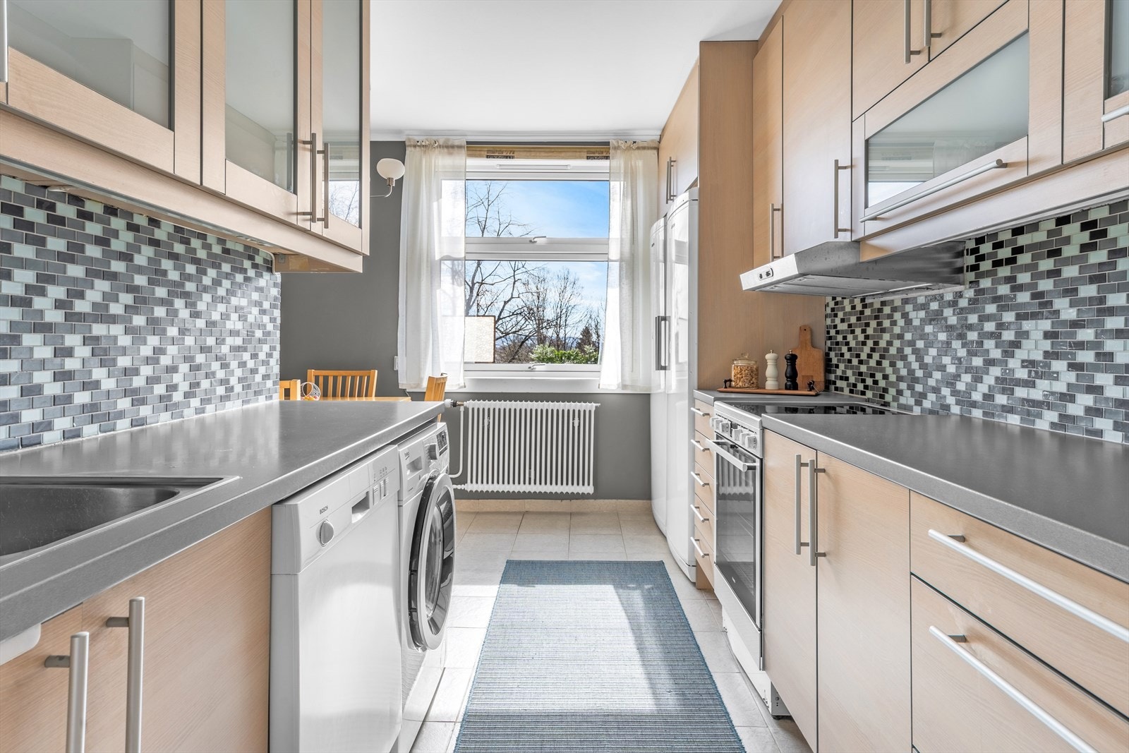 God benkeplass kombinert med over -og underskap gir mulighet for at alle i familien kan bidra på kjøkkenet. Galleribilde