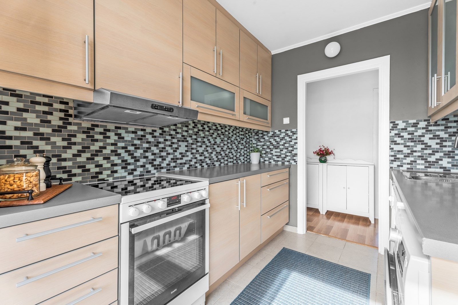 Kjøkkeninnredning fra 3EGEX fremstår med glatte fronter. Laminert benkeplate med oppvaskkum Galleribilde