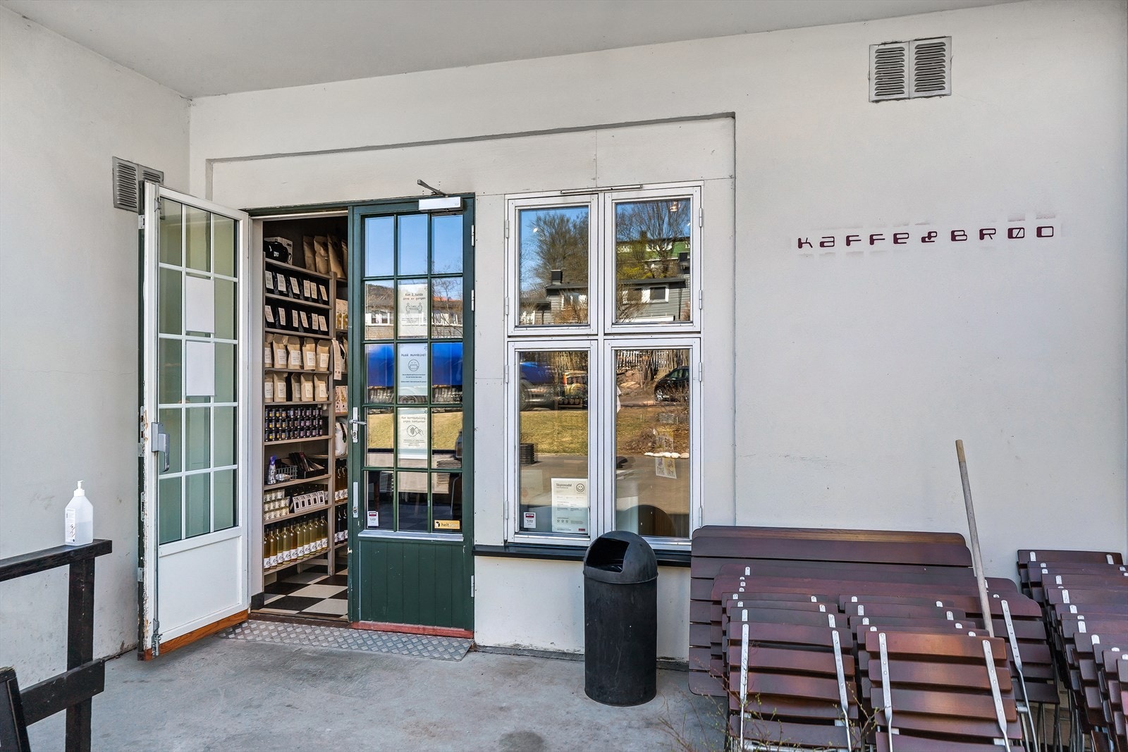 Kort unna finnes også egen, koselig kafe; nemlig Kaffe og Brød. Galleribilde