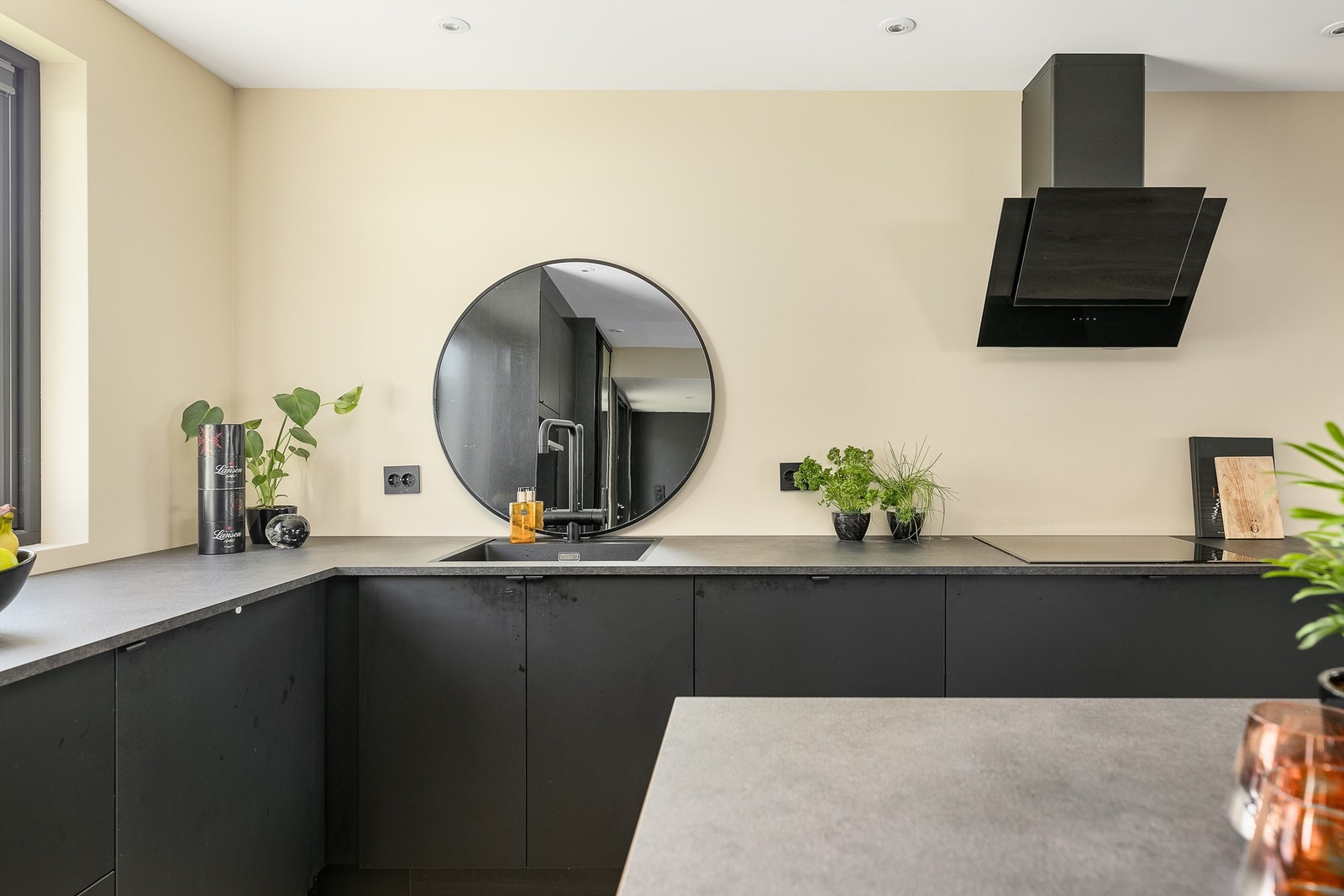 Meterlange benker tilbyr store arbeids- og avlastningsflater. Vel så praktisk er det med vask av underlimt modell. Galleribilde