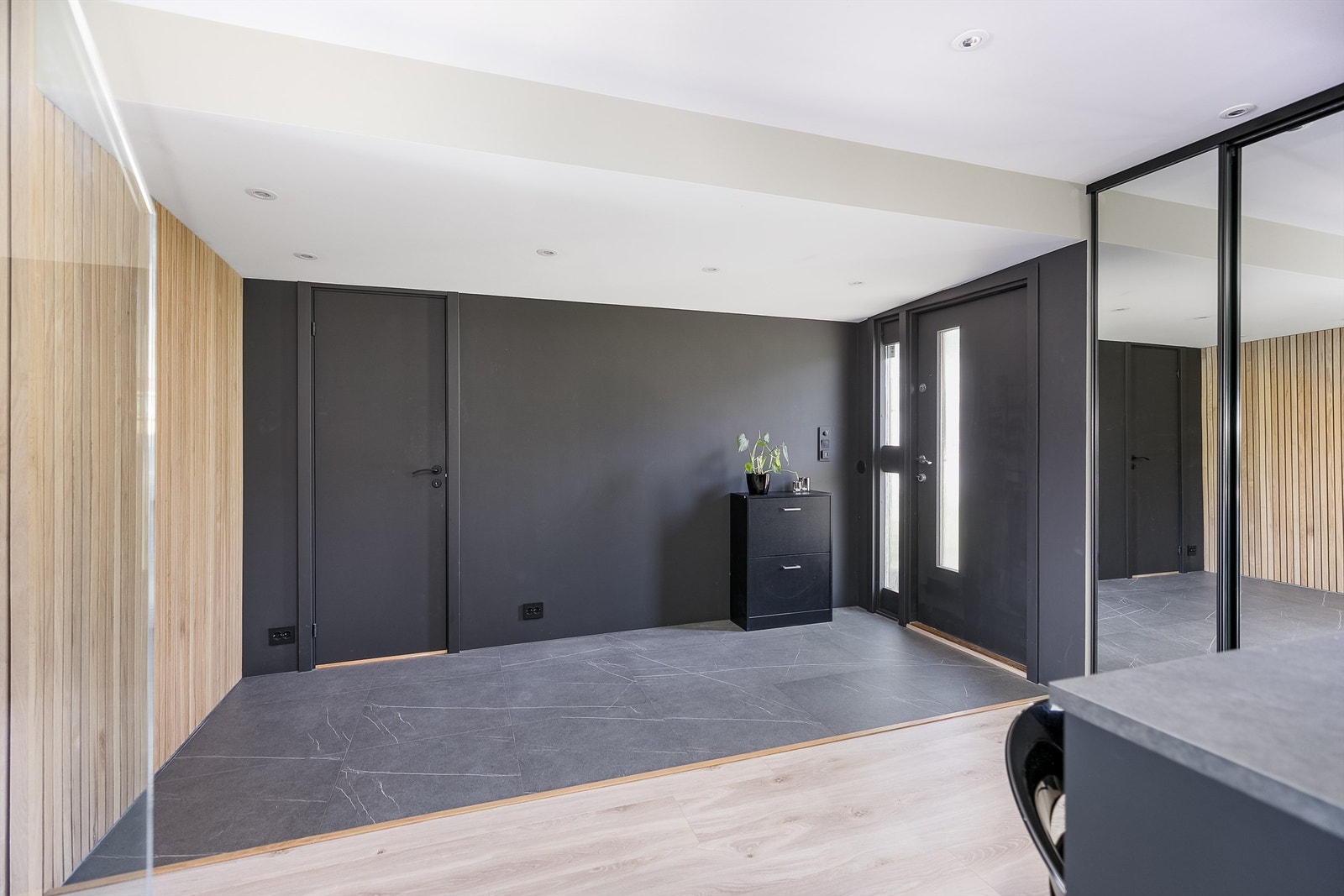 Frittstående øy med barløsning avgrenser kjøkkensonen mot den åpne entreen. Galleribilde