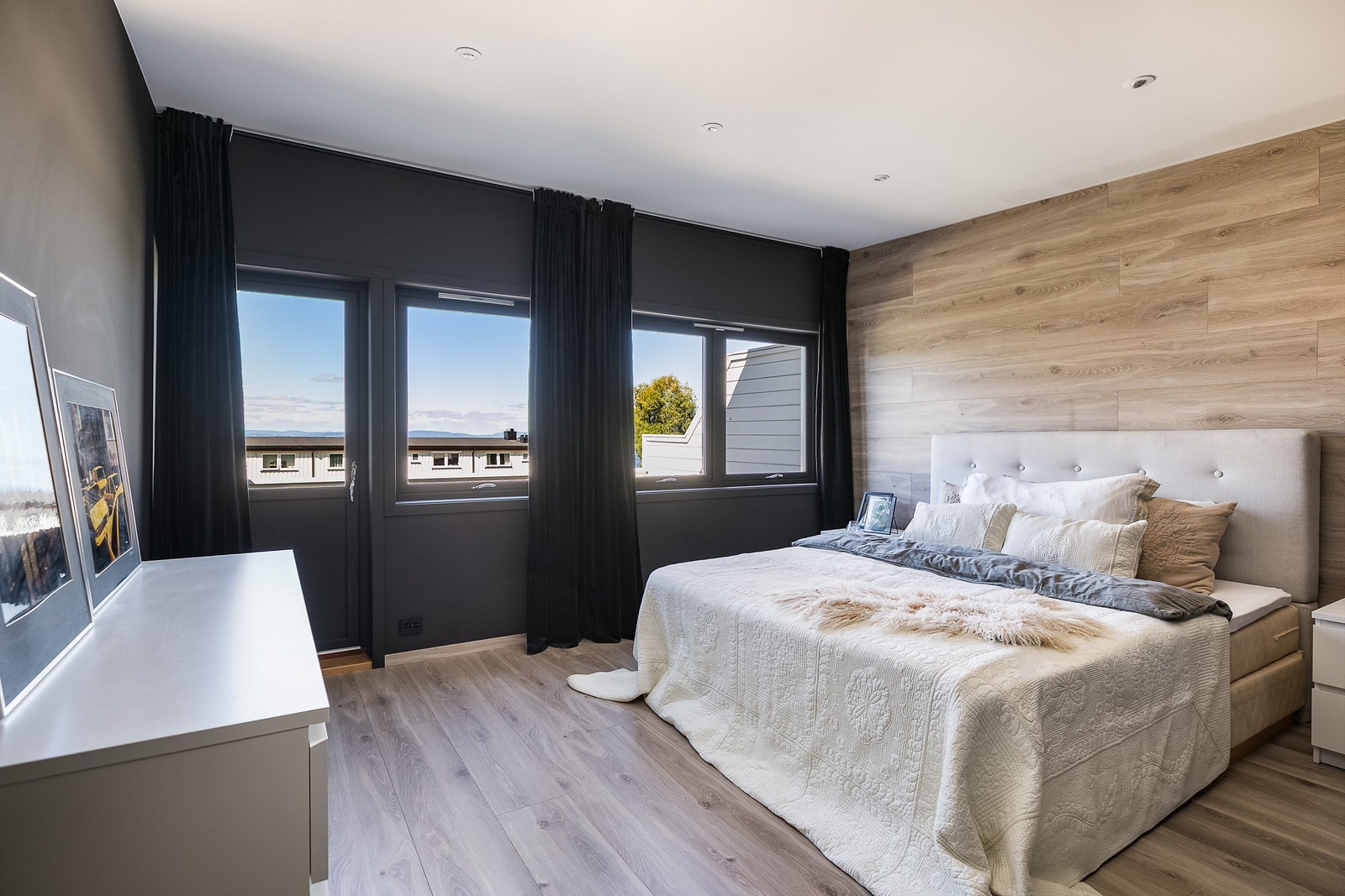 Hovedsoverommet er på hele 15 kvm. og kan i teorien deles i to ved behov for ett soverom til. Galleribilde