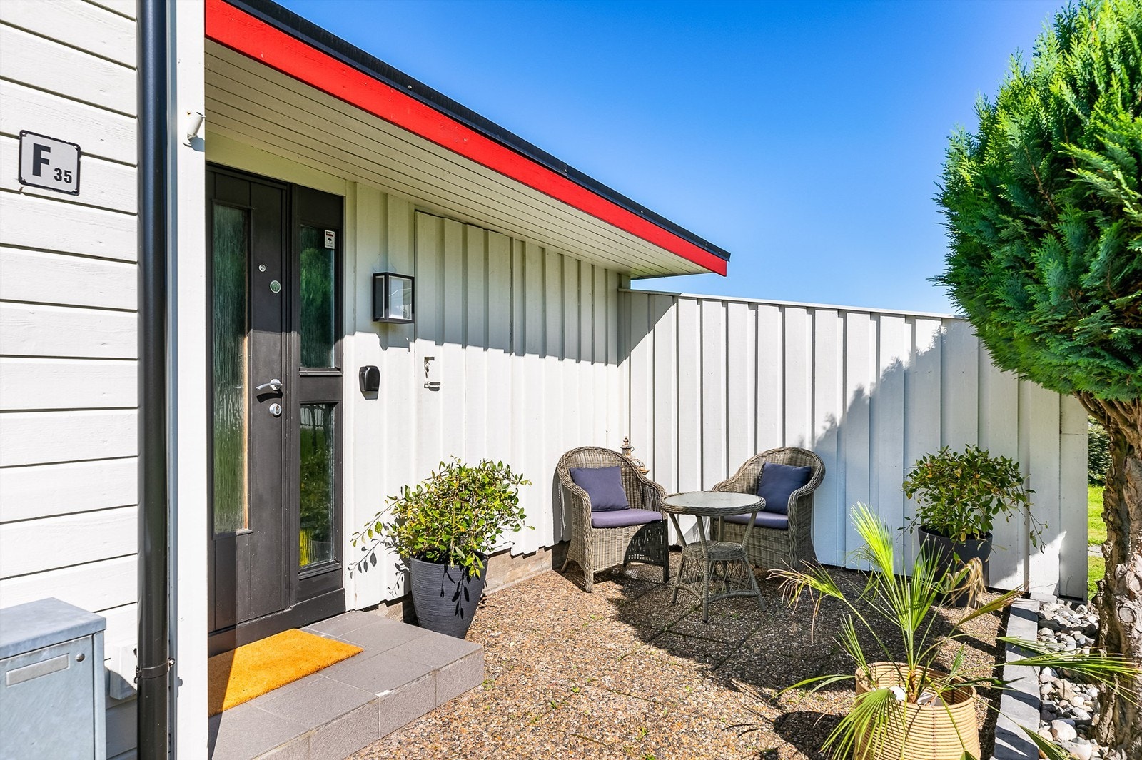 Sommerstid har inngangssiden solen fra den står opp, frem til midt på ettermiddagene. Galleribilde