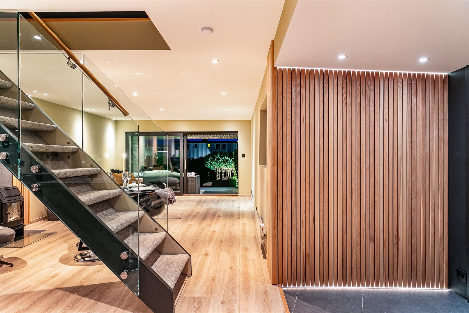 Samtlige rom er oppgradert med nye overflater; gulvene med én-stavs laminat og fliser, veggene med både glatte flater og spiler. Galleribilde