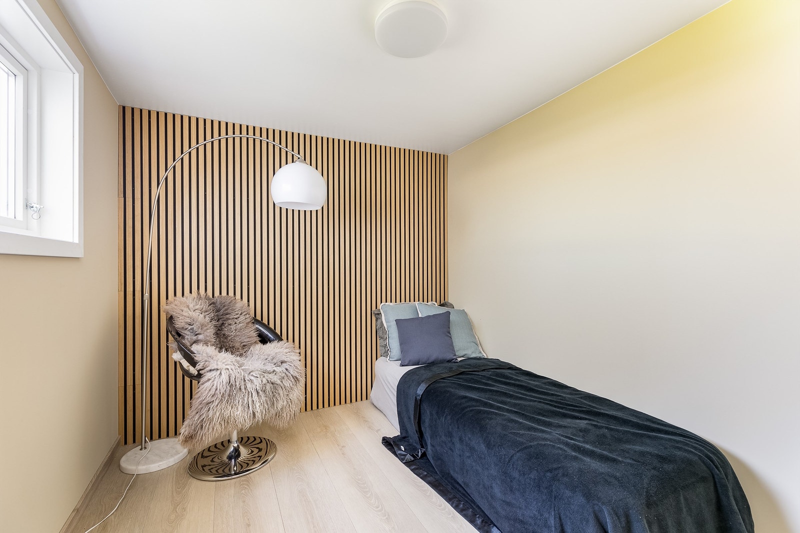 Innvendig bod i første etasje er innredet og tatt i bruk som soverom, men ikke godkjent bruksendret eller til formålet. Galleribilde