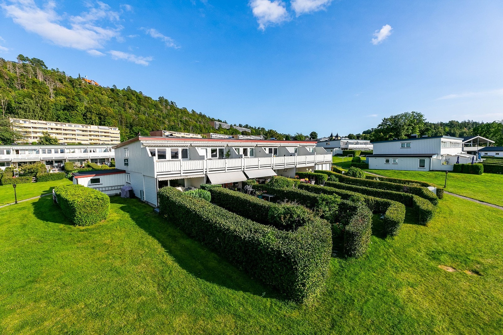 Plasseringen på enden innebærer kvaliteter som mer luft rundt utearealene, bedre utsikt og større boder til første etasje. Galleribilde