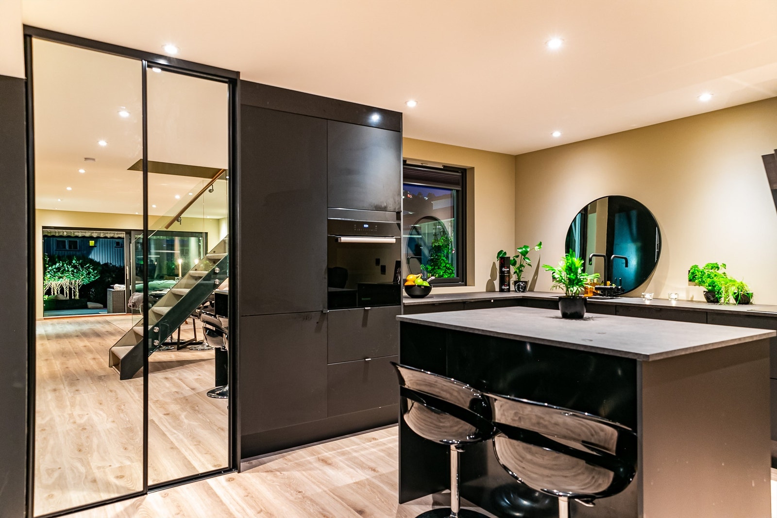 Ny innredning fra Sørlandskjøkken i stilsikker sort profil ble installert i 2021. Galleribilde