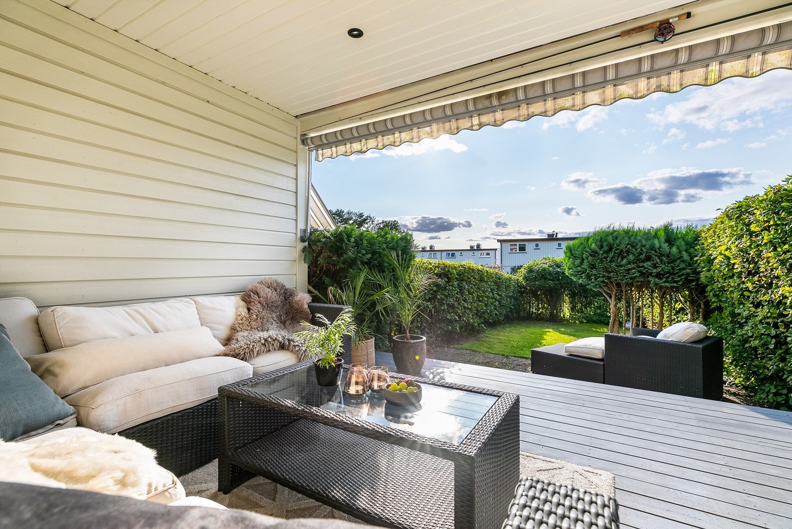 Fra utpå ettermiddagene titter solen inn også til terrassen, som i likhet med altanen over har heldekkende markise. Galleribilde