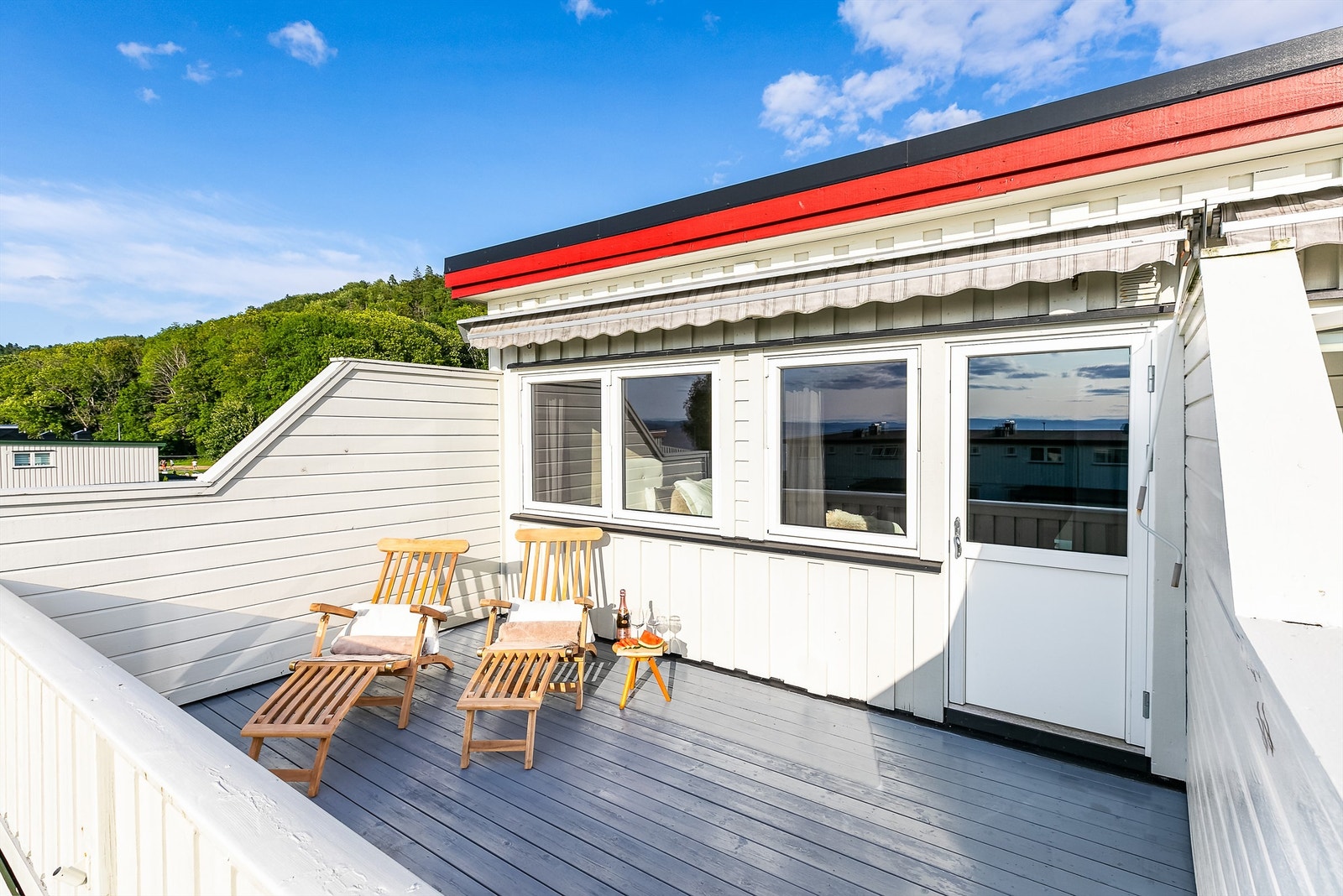 Markise gir ved behov solskjerming til store deler av altanen. Galleribilde