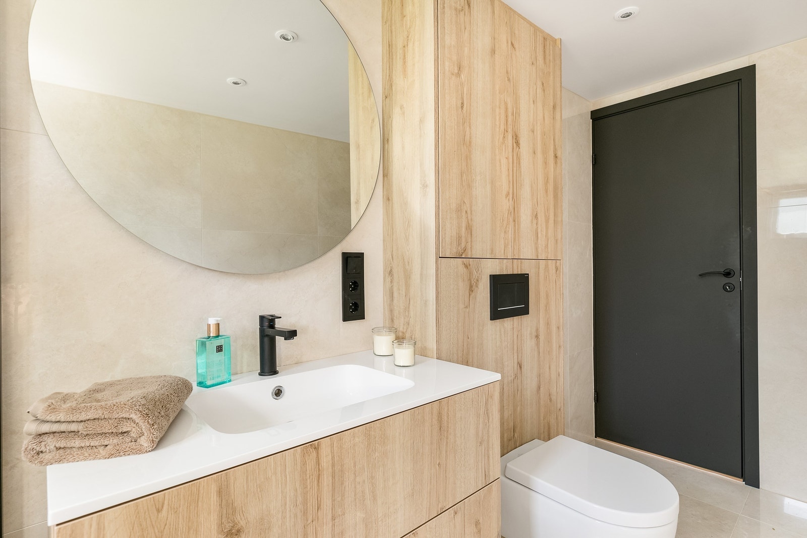 Badet er utvidet mot entreen og utført med storformat fliser på både gulv og vegger. Galleribilde