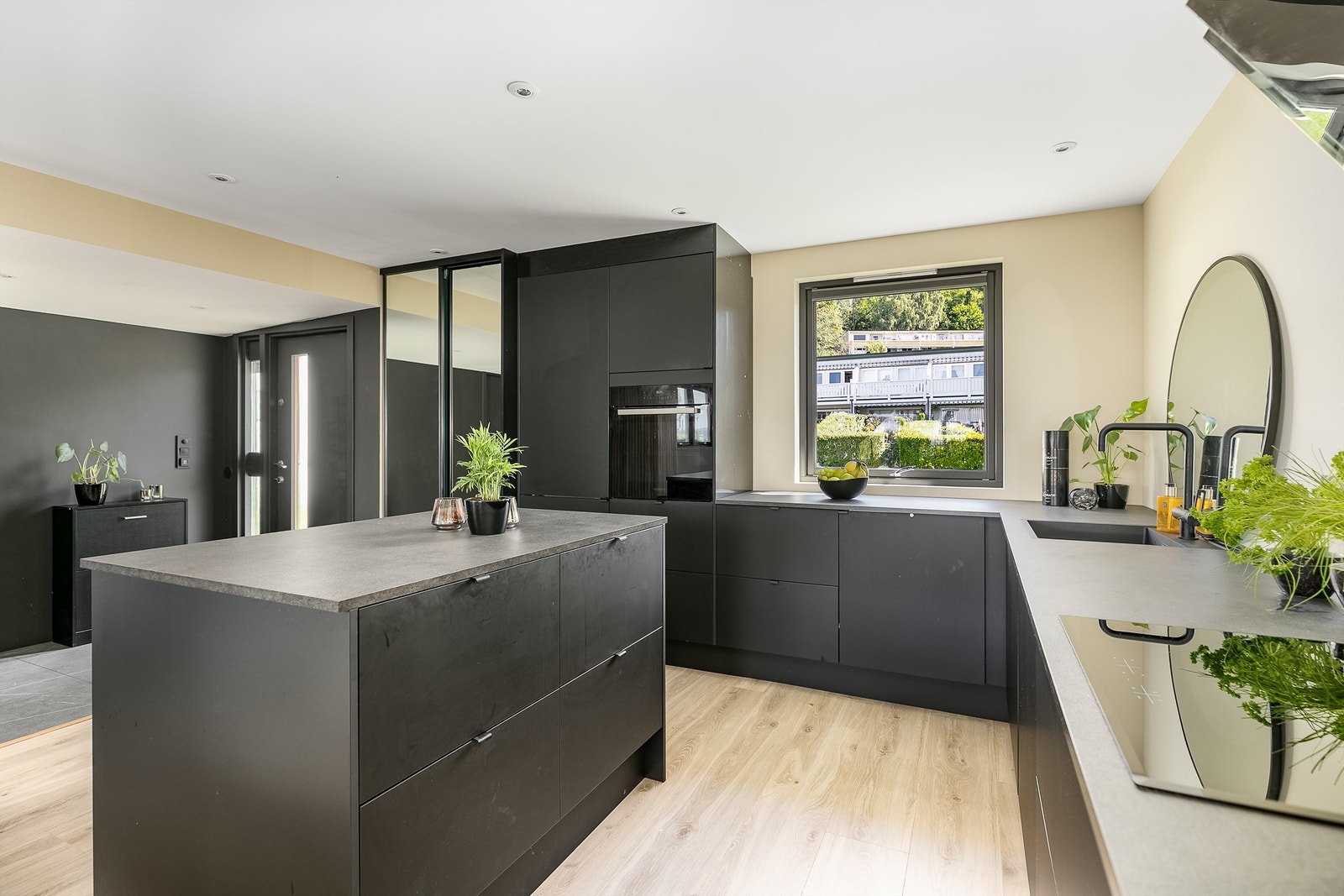 Et større antall kolonialskuffer tilbyr lett tilgjengelige oppbevaringsmuligheter. Galleribilde