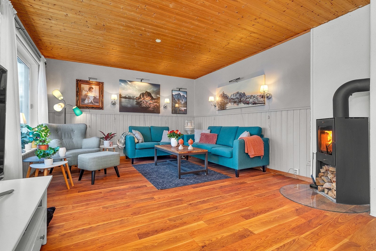 I stue er det vedovn som gir lun og god varme på kalde dager. Galleribilde