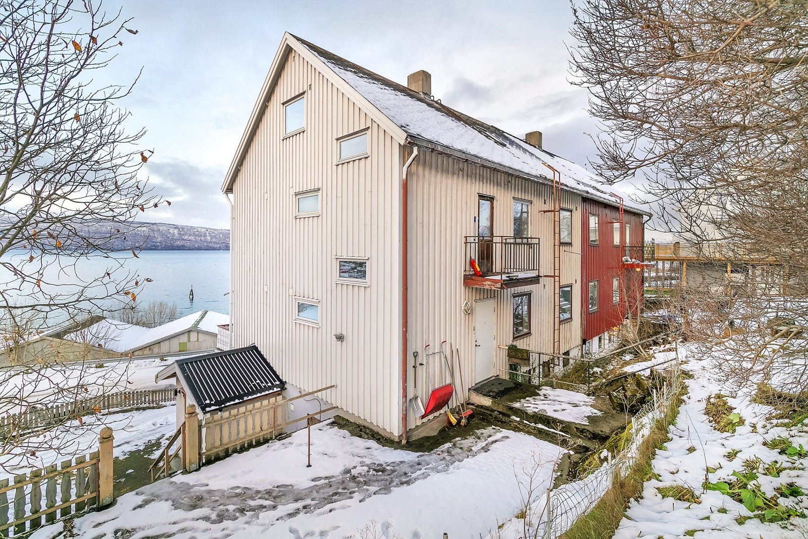 Felles inngangsdør og balkong. Galleribilde