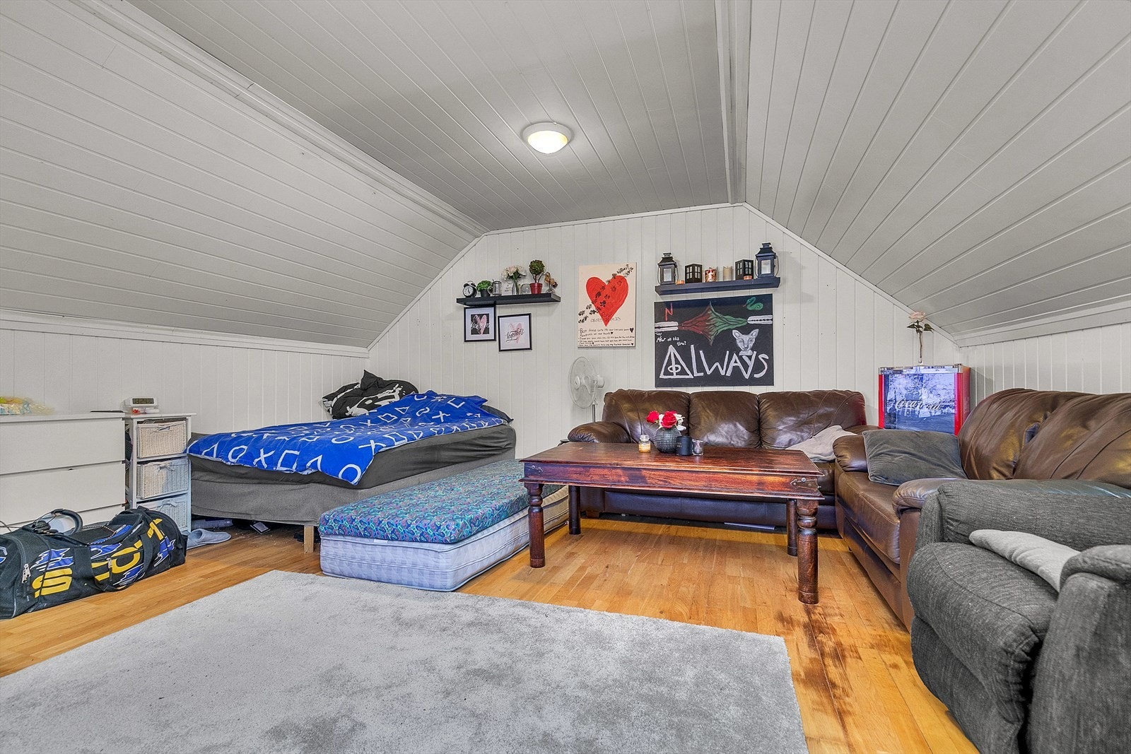 Loftsetasjen leies i dag ut som hybel. Loft er ikke byggesøkt/godkjent som hybel. Galleribilde