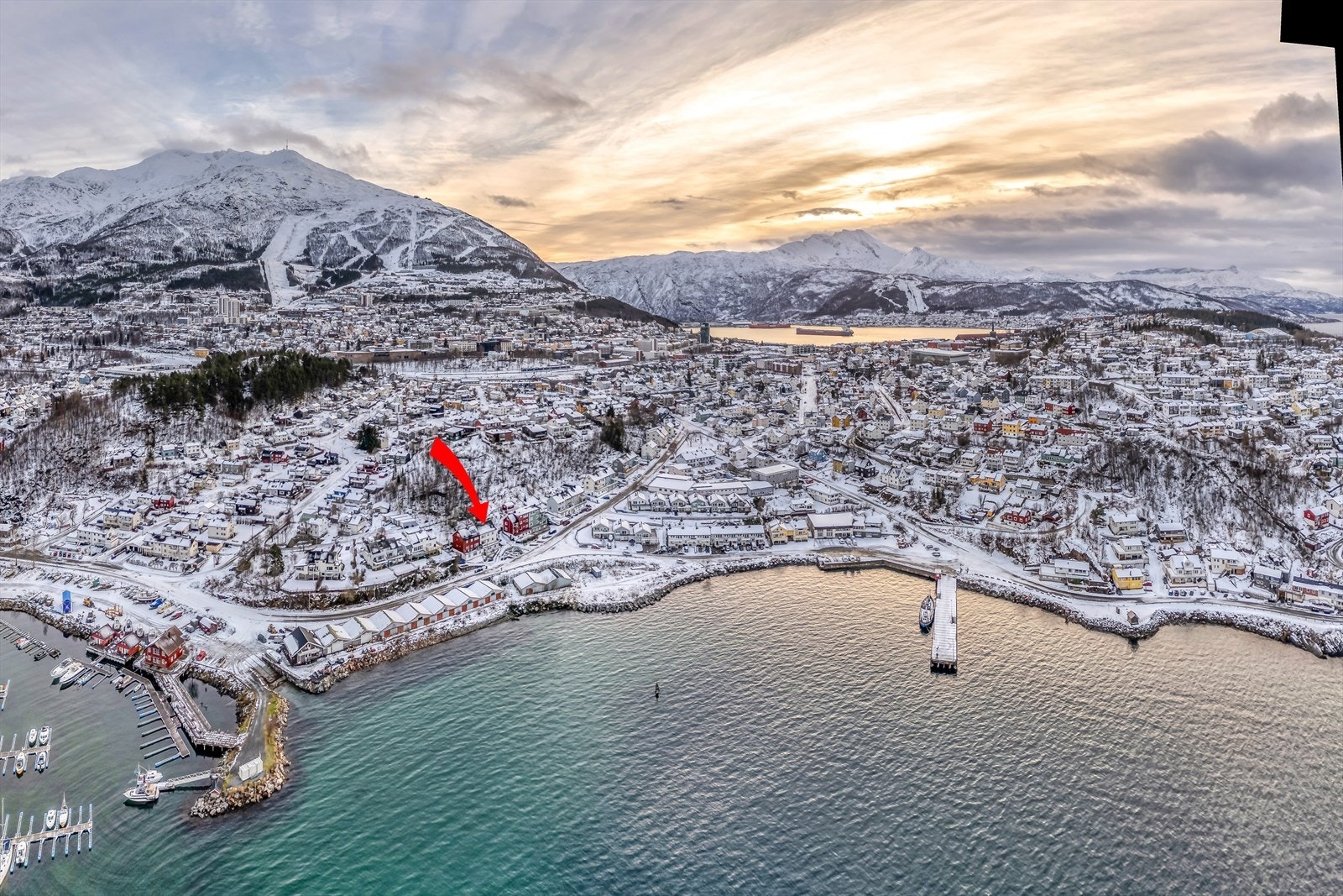 Det er kort vei til småbåthavn og badeplass, og ca. 5 min. gange til barnehage og dagligvarebutikk. Galleribilde
