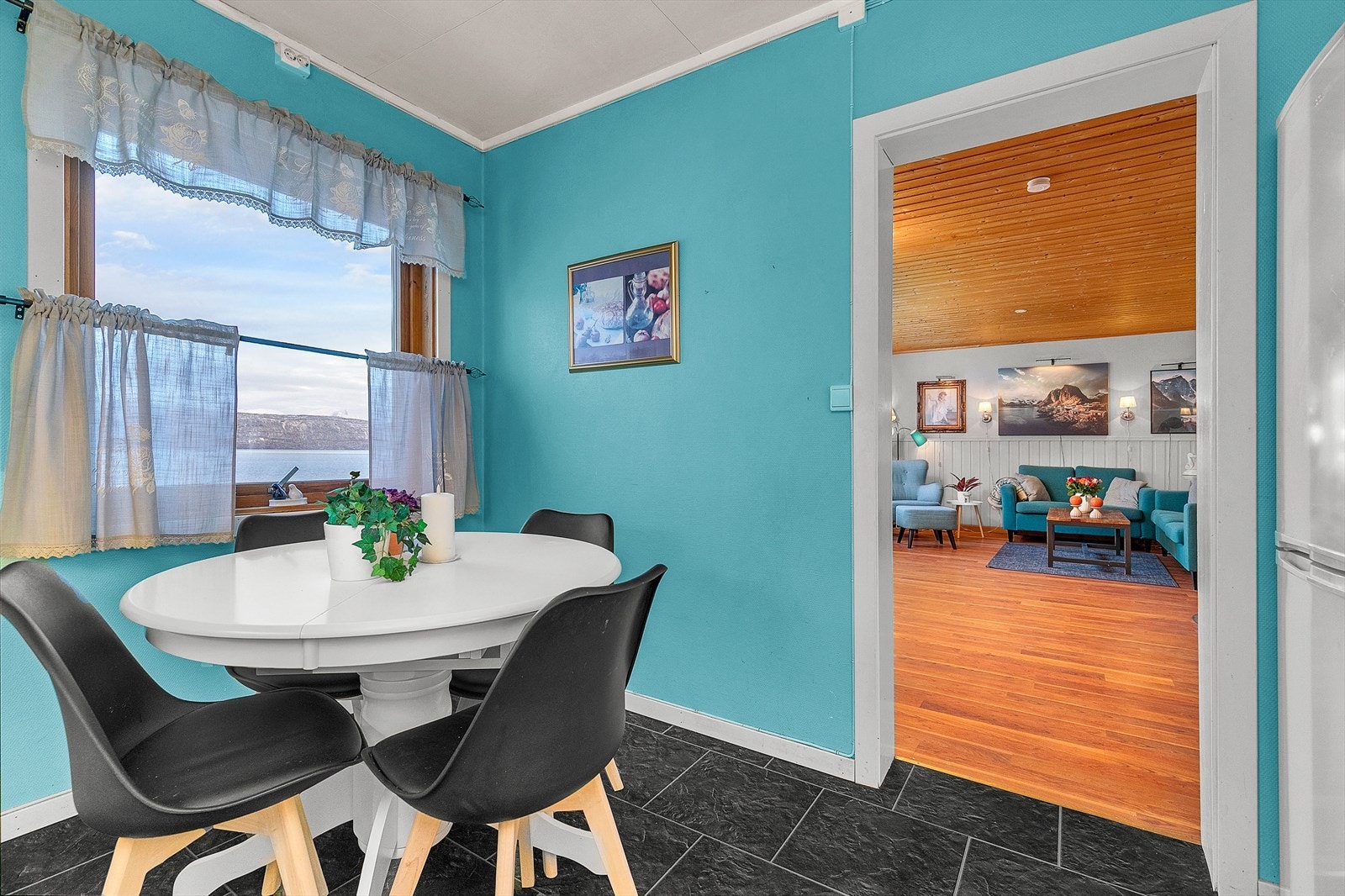 Fra spisegruppe er det flott utsikt mot Ofotfjorden og Vegglandet. Galleribilde